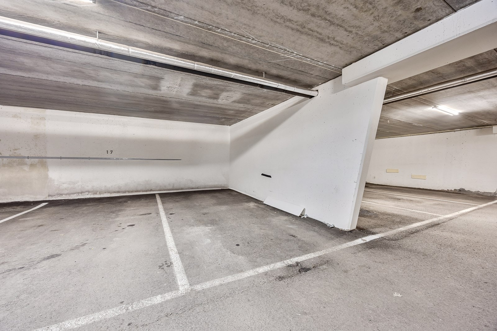 Leiligheten disponerer parkeringsplass i felles garasjeanlegg Galleribilde