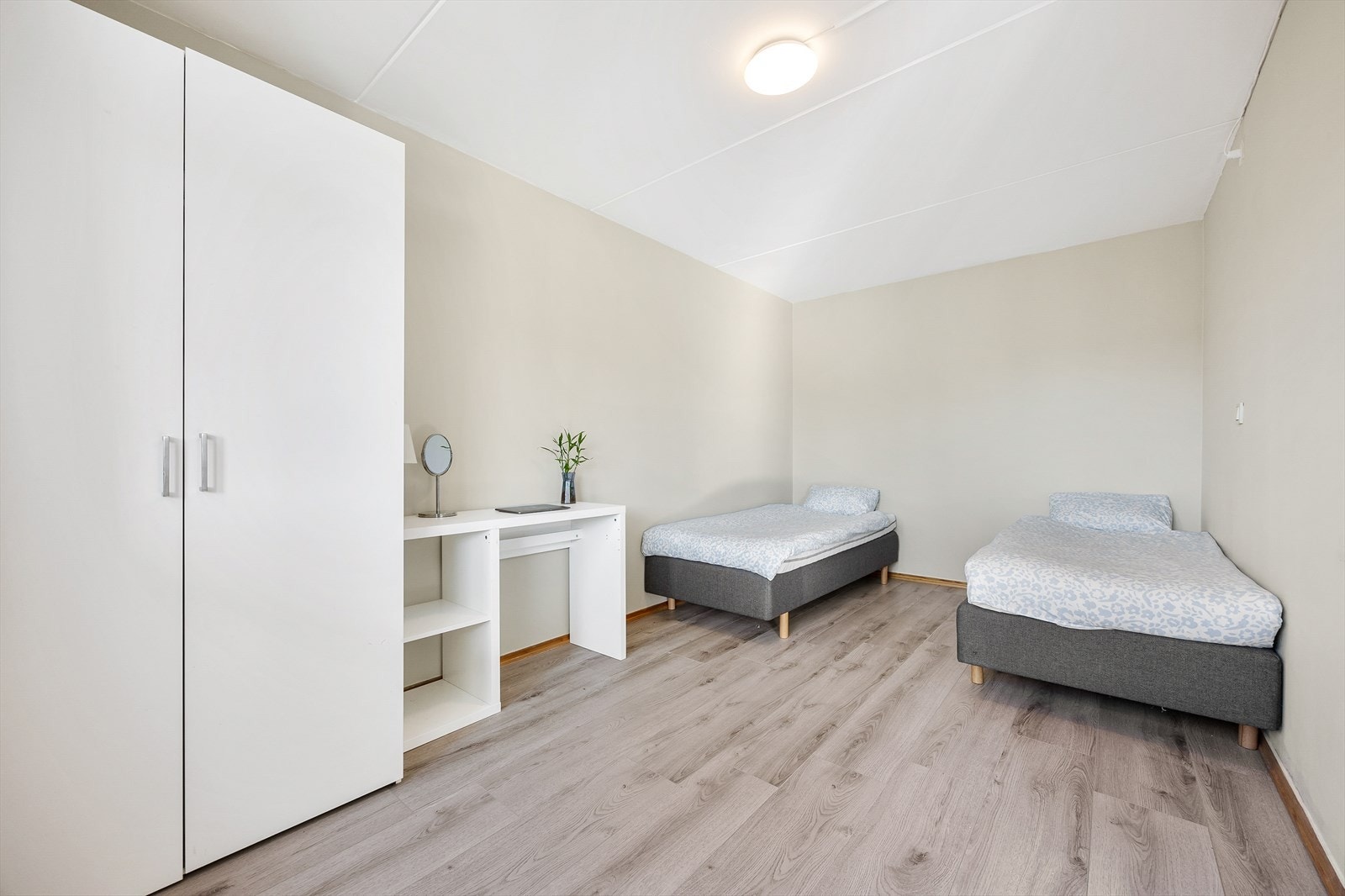 Her er det plass til dobbeltseng, nattbord og skrivepult i tillegg til medfølgende garderobeskap Galleribilde