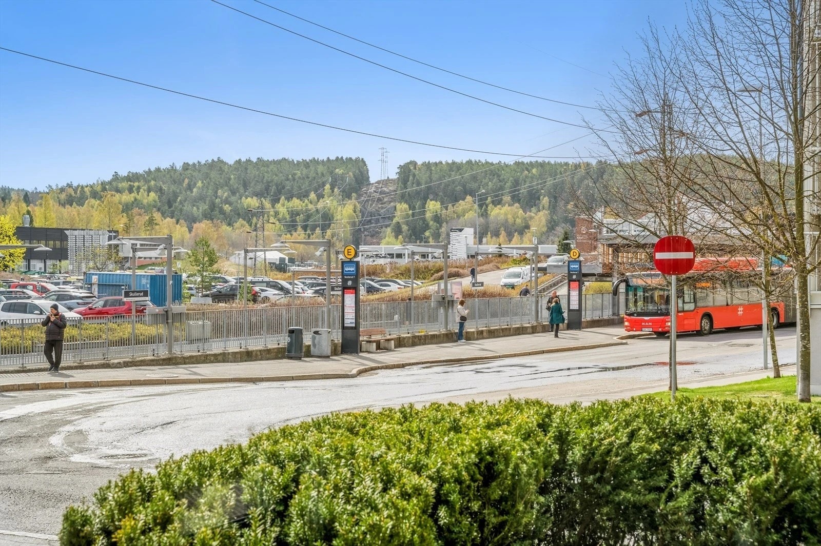 T-bane og buss i umiddelbar nærhet Galleribilde