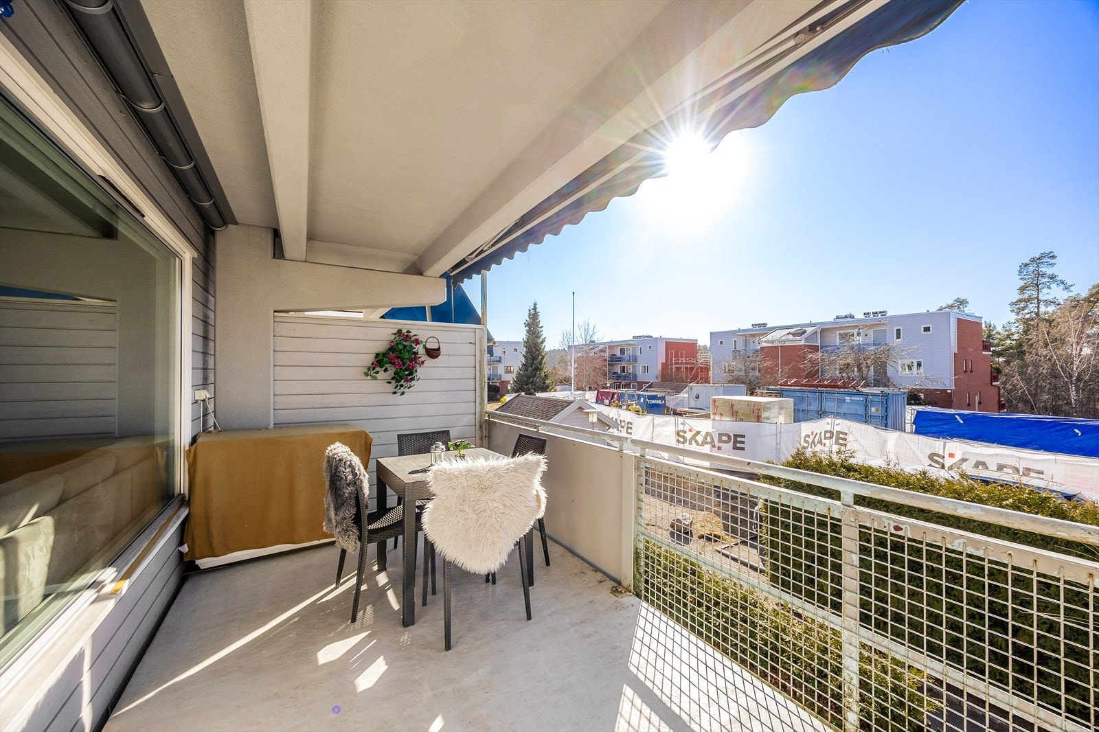 Romslig overbygd balkong på hele 12 m² Galleribilde