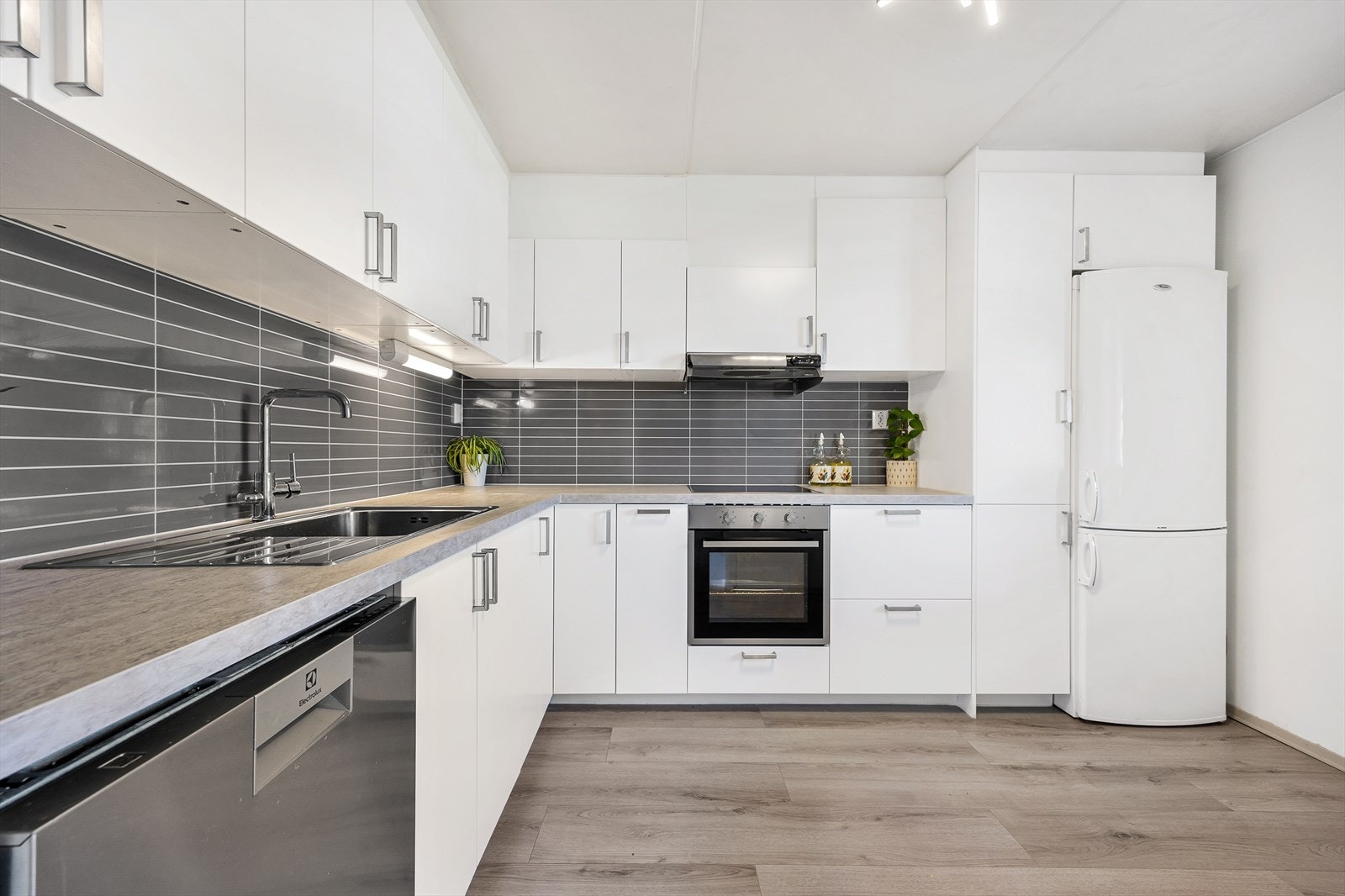 I innredningen er det integrert stekeovn og platetopp samt opplegg og plass til oppvaskmaskin og kjøleskap Galleribilde