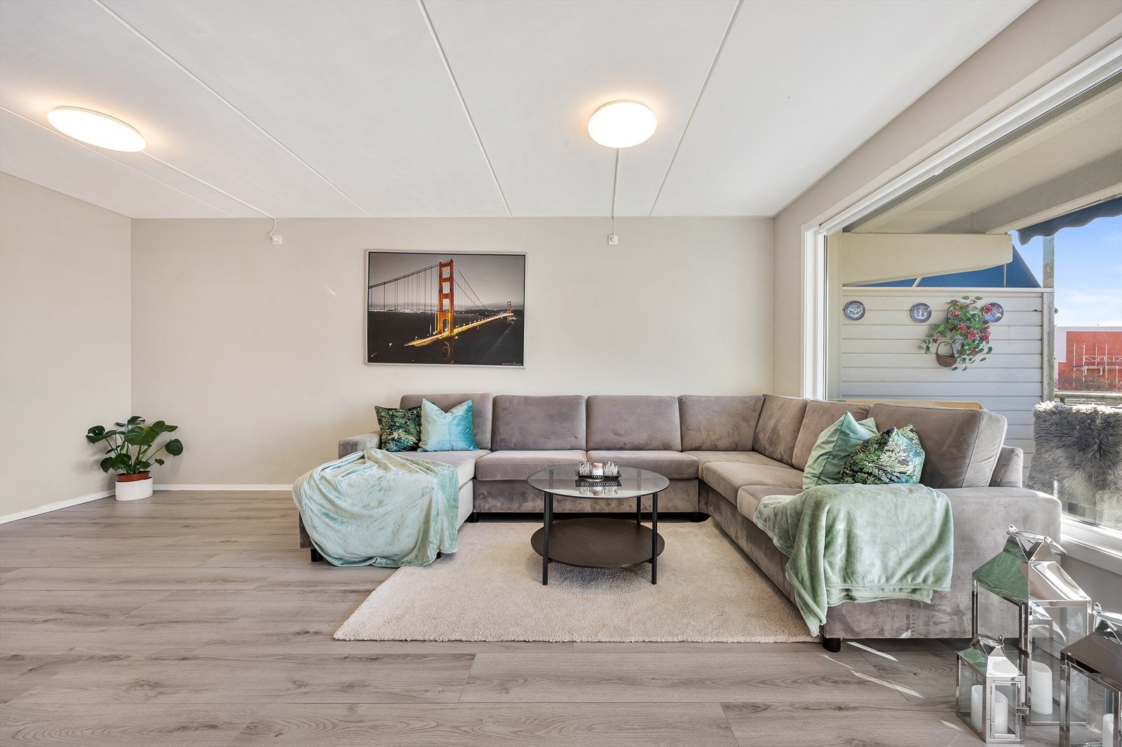 Overflatene er malt i lyse og duse farger og gulvet er belagt med laminat Galleribilde