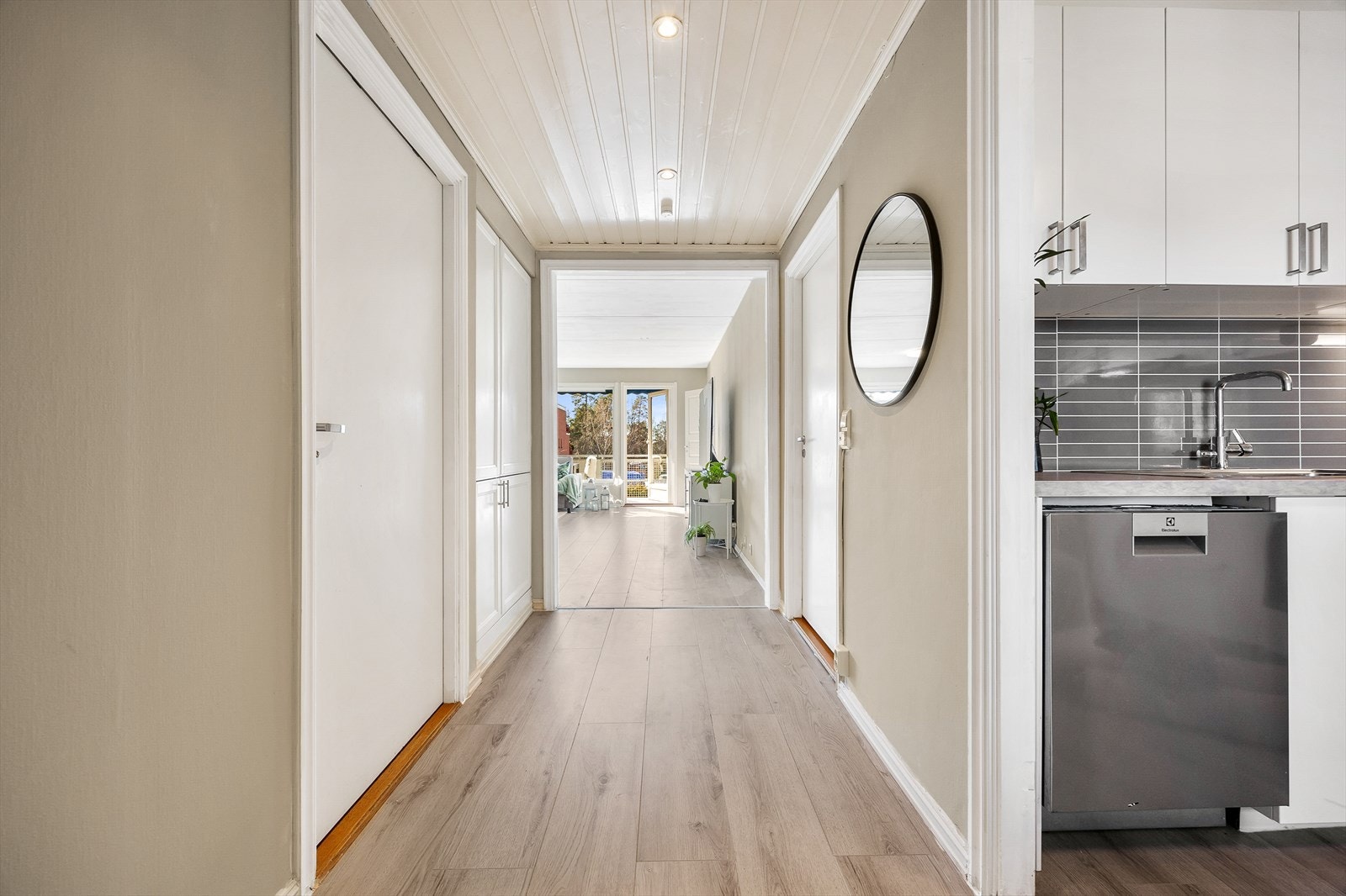 Det er ytterligere oppbevaringsmuligheter i gangen innenfor Galleribilde