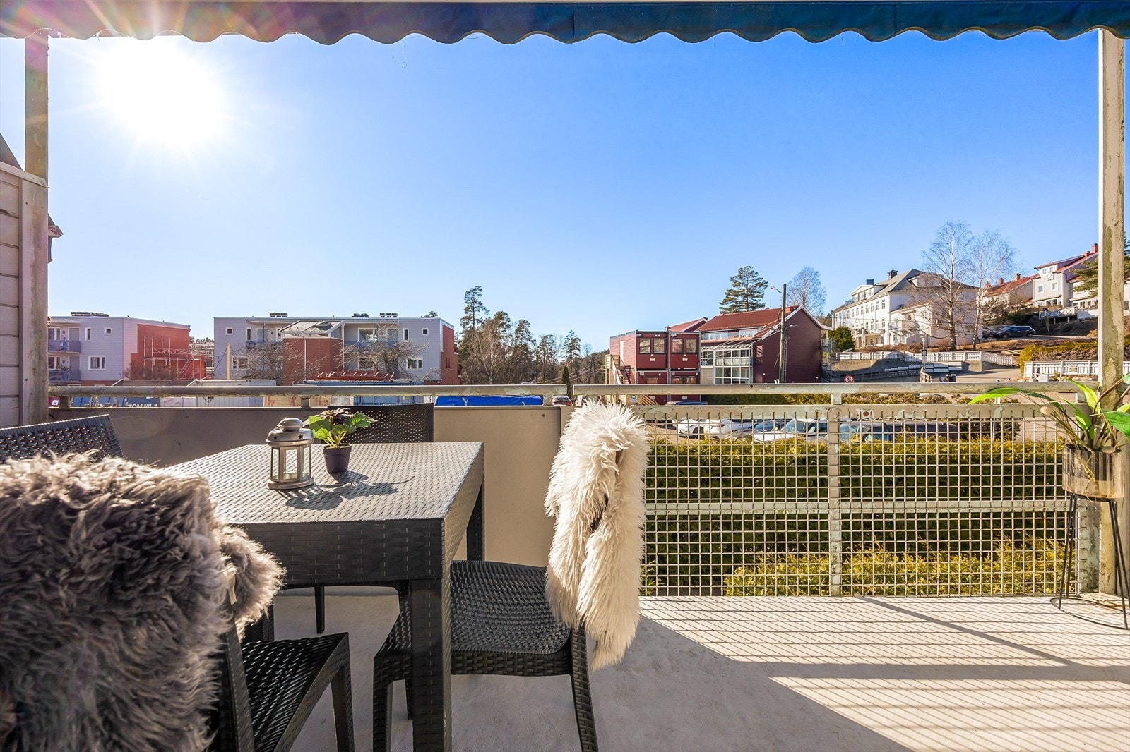 Fra balkongen er det åpent utsyn over fellesarealer Galleribilde