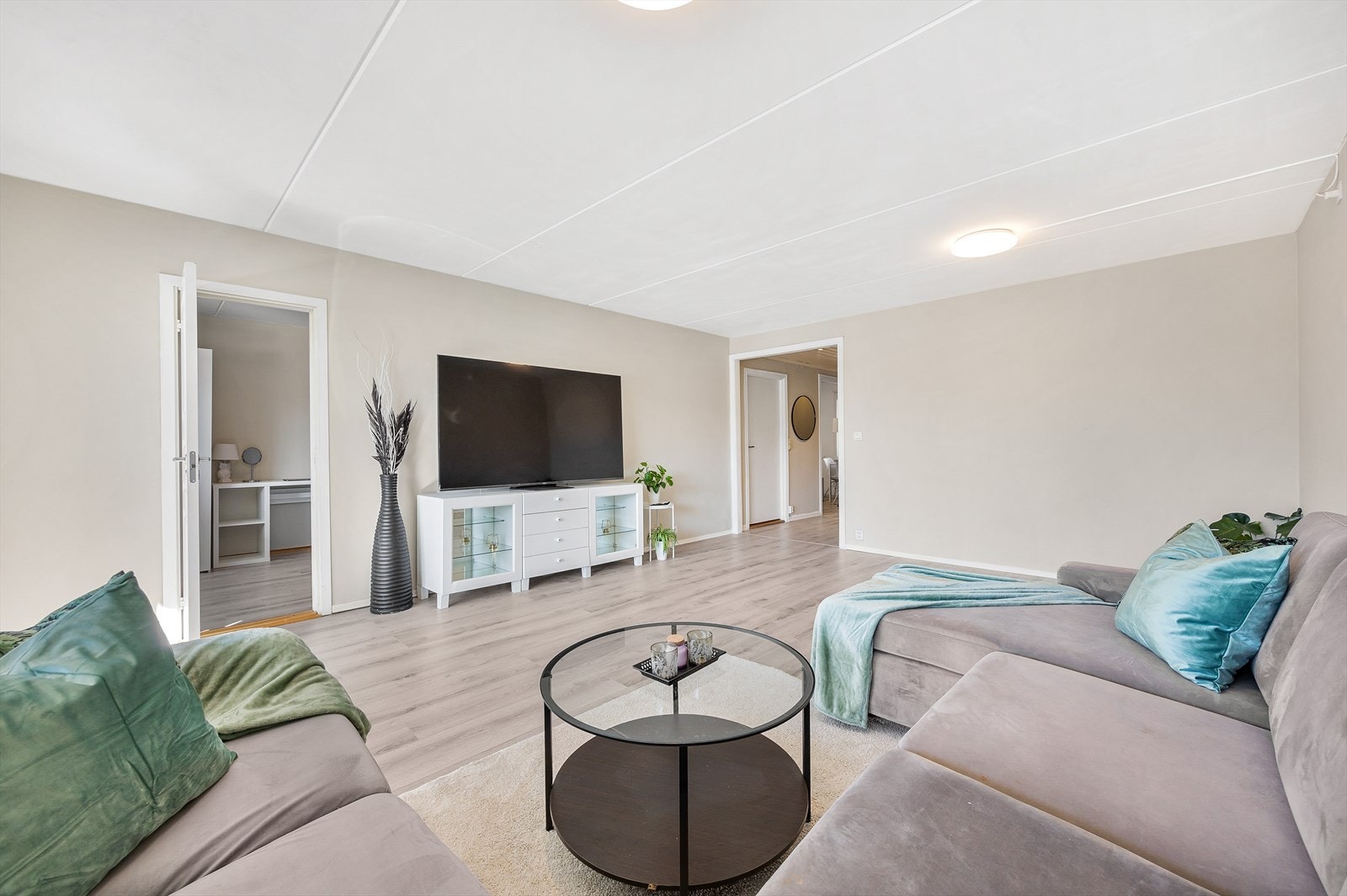 I stuen er det god plass til både sofagruppe og spisebord Galleribilde