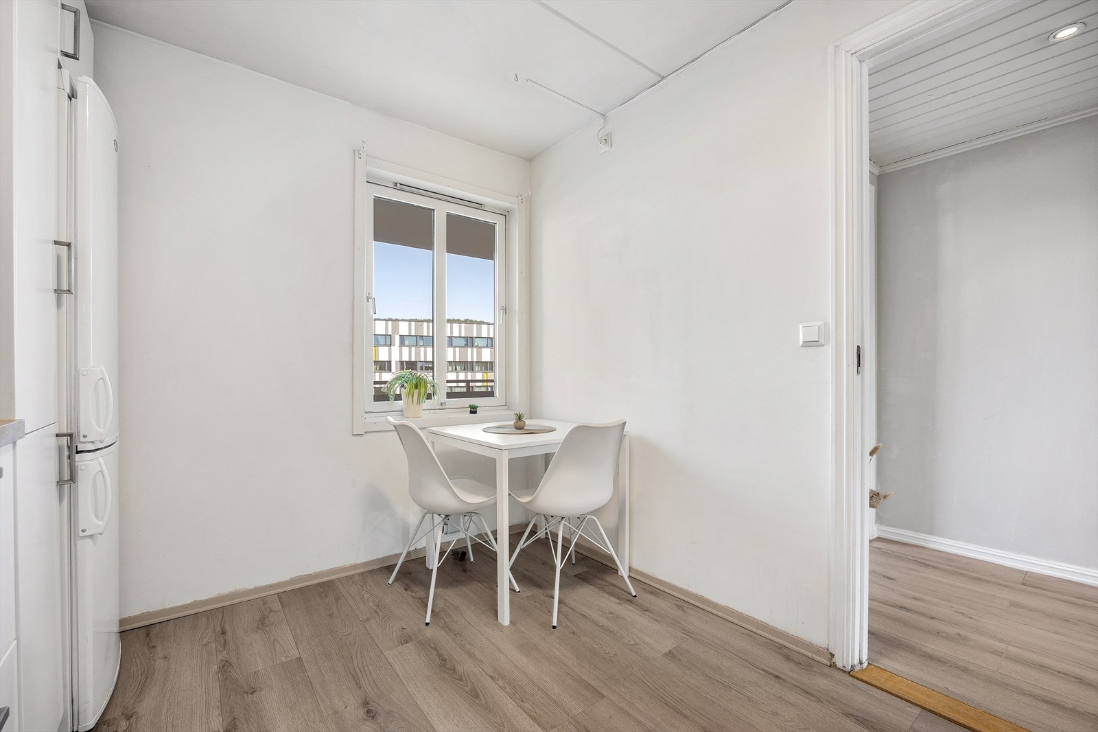 Eget kjøkkenrom med plass til spisegruppe ved vinduet Galleribilde