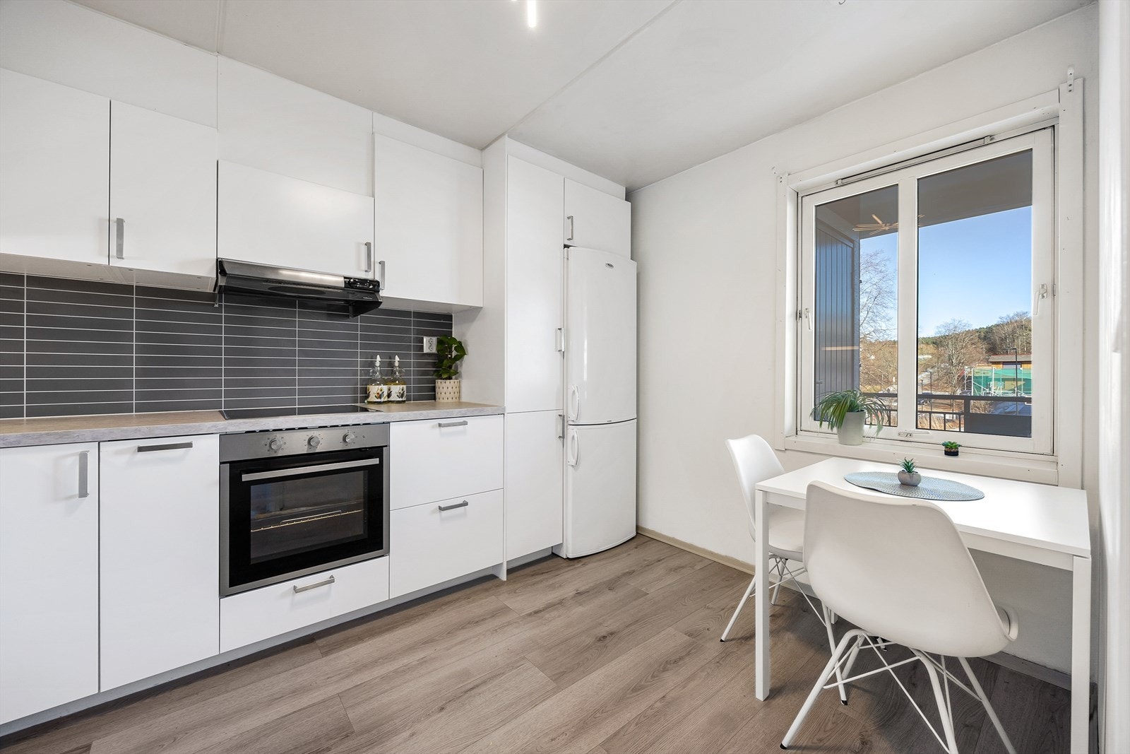 Den moderne innredningen ble montert i 2024 og har hvite slette fronter og laminerte benkeplater Galleribilde