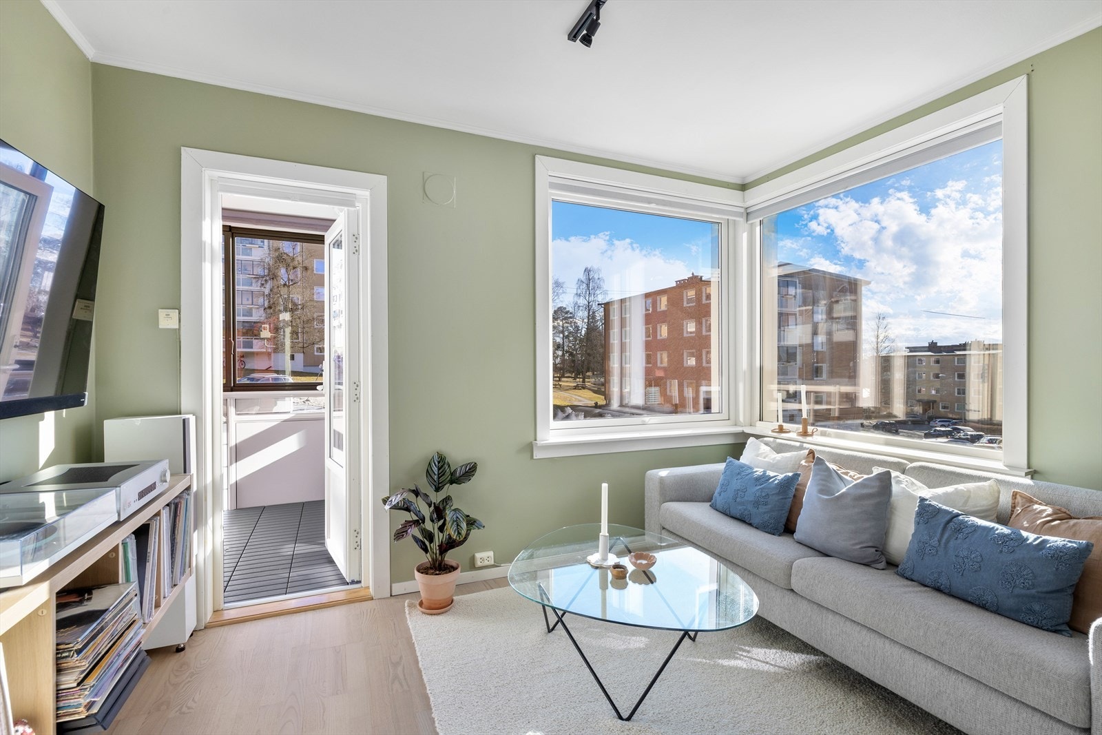 Godt lysinnslipp fra vindusflatene sørger for en god atmosfære Galleribilde