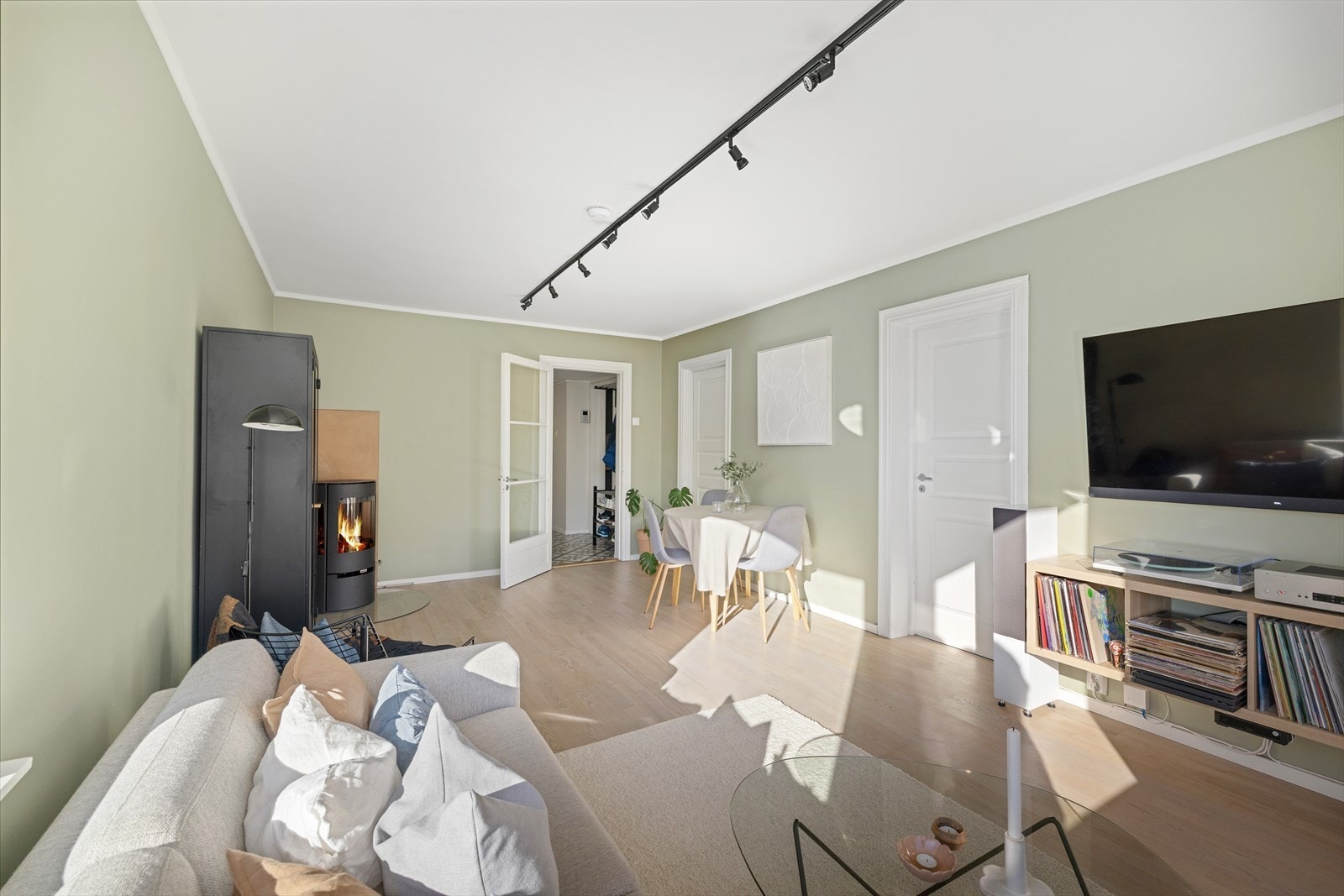 Lys og gjennomlys stue med moderne fargevalg Galleribilde