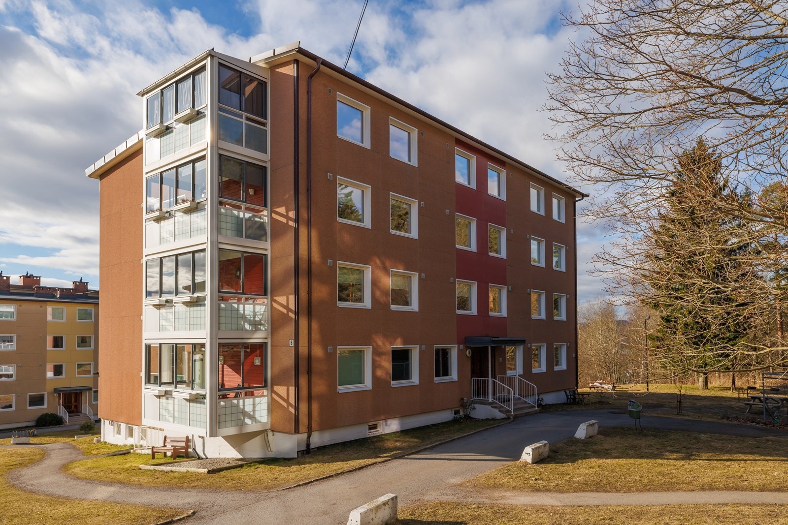 Her bor du sentralt i et rolig og etablert område, med gangavstand til både T-bane, buss, skoler, barnehager og et bredt utvalg av butikker og servicetilbud Galleribilde