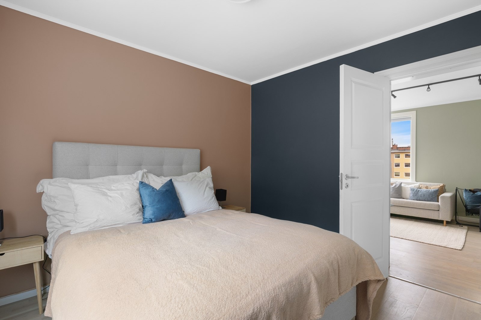 Soverommene holder en god standard og er romslige Galleribilde