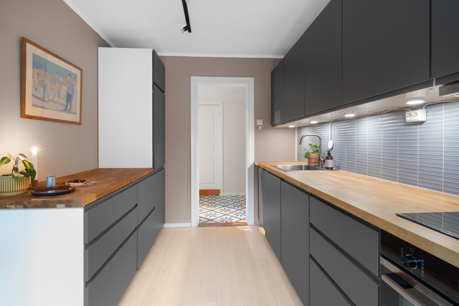 Stilrent og lekkert kjøkken med integrerte hvitevarer Galleribilde