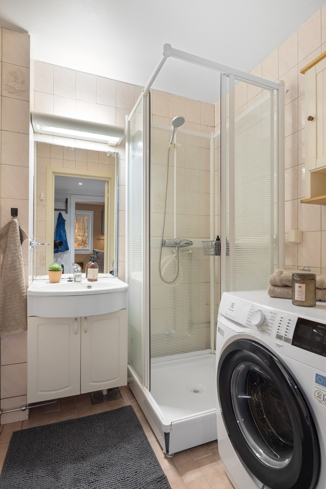 Flislagt bad med opplegg for vaskemaskin Galleribilde