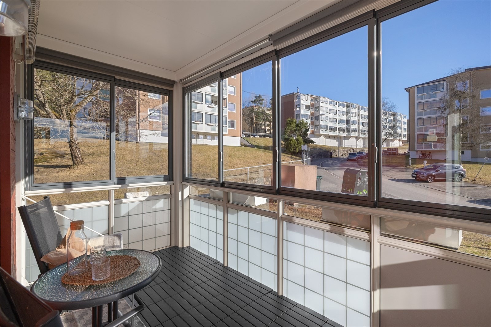 Det er mulig å åpne innglassingen, slik at balkongen kan brukes sommer som vinter Galleribilde