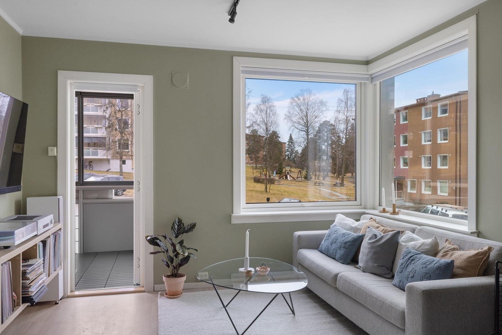 Utgang til innglasset balkong fra stuen Galleribilde