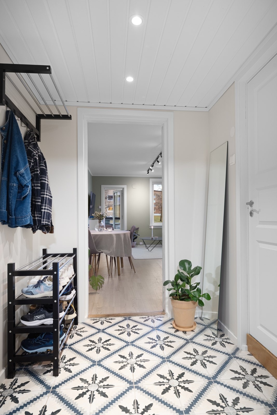 Innbydende entrè med god plass til oppheng og oppbevaring Galleribilde