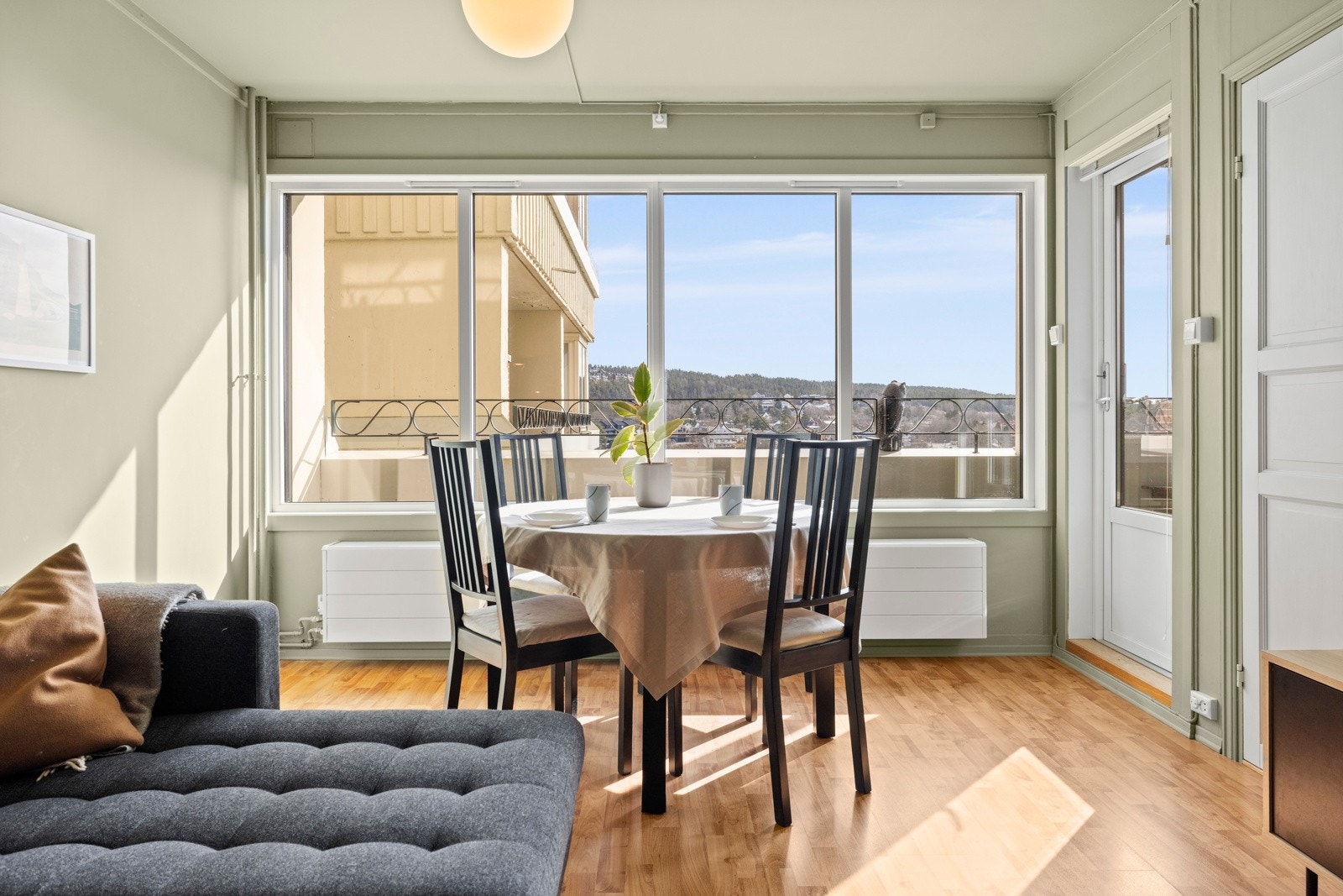 Ved vinduene er det plass til en hyggelig spisegruppe Galleribilde