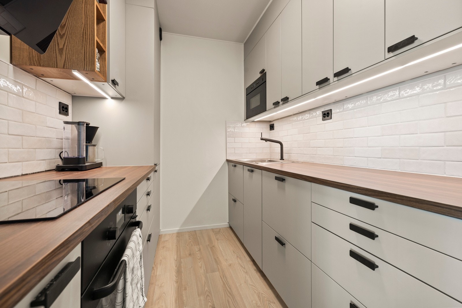 Med moderne IKEA-innredning og laminat benkeplate er det lett å holde rent Galleribilde