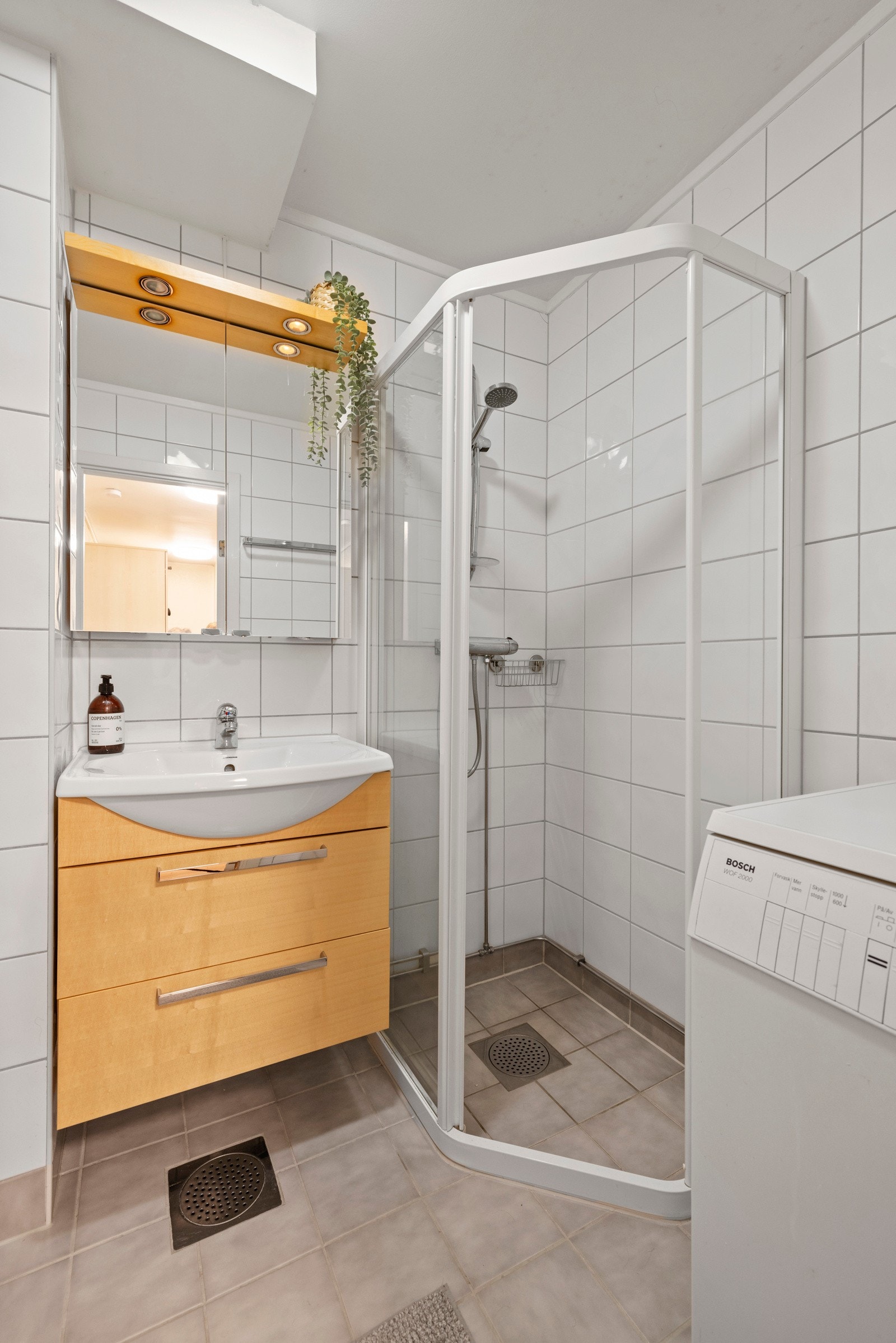Badet ble pusset opp av borettslaget i 2010 og har et tidsriktig utseende med sine flislagte vegger og malt tak Galleribilde
