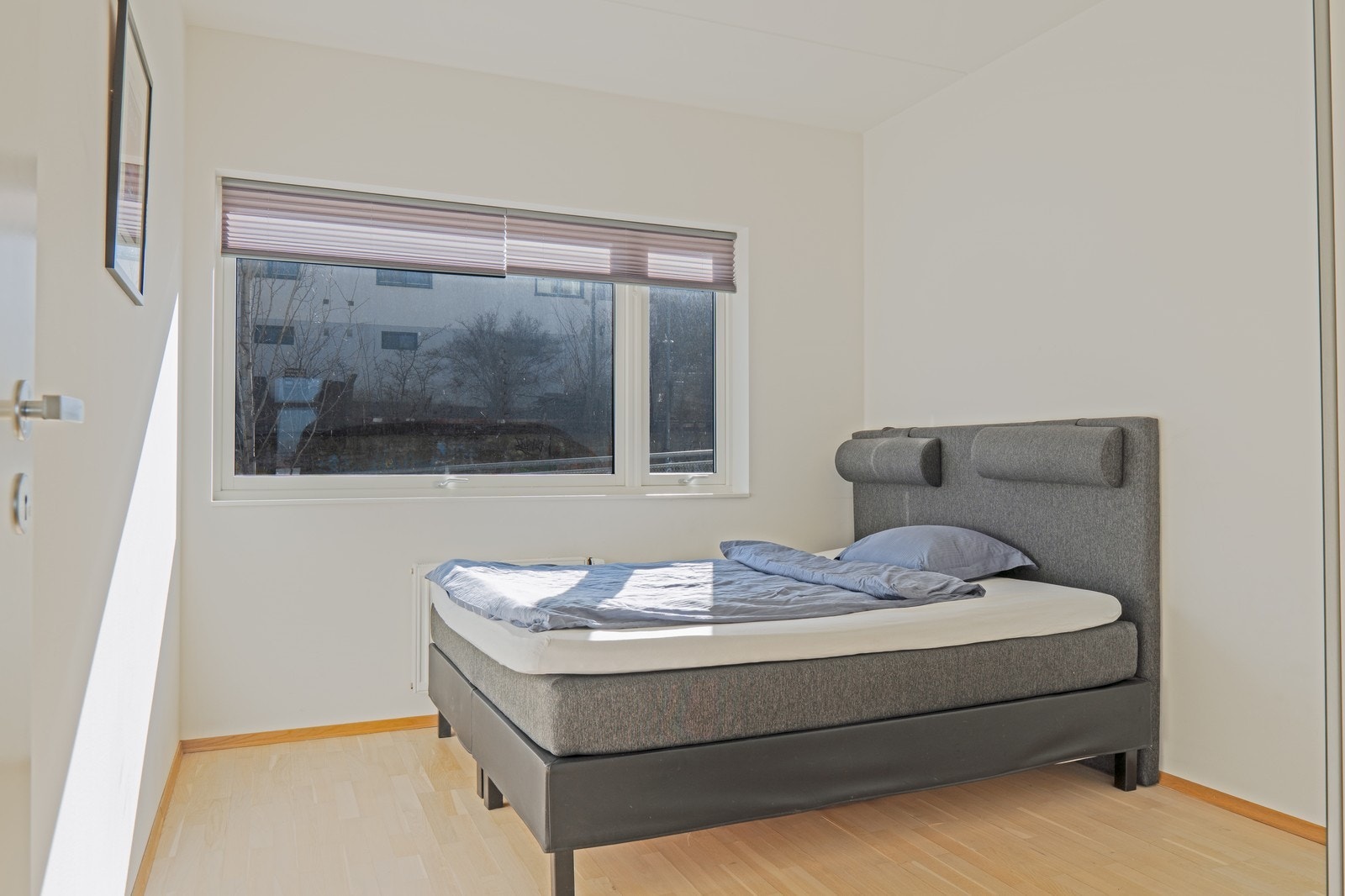 Lyst og trivelig soverom, innredet med seng og garderobeskap. Galleribilde