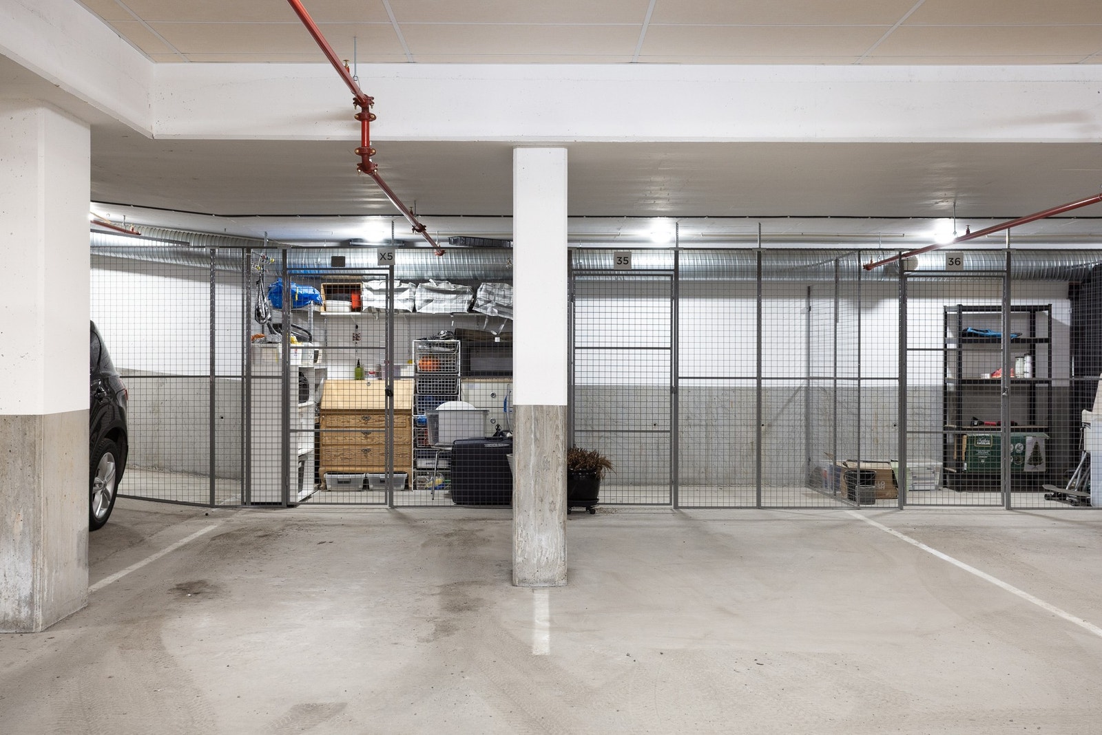 Den ene plassen er utstyrt med elbillader. Galleribilde