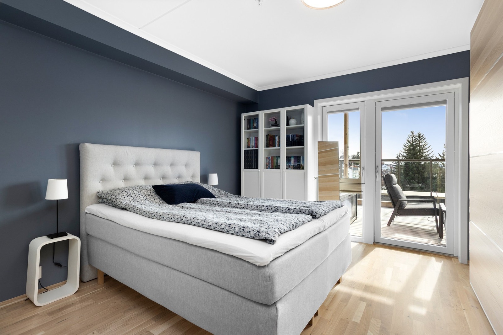 Hovedsoverommet har blå vegger, parkettgulv og stor garderobe med speildører. Privat bad og utgang direkte til terrassen. Galleribilde