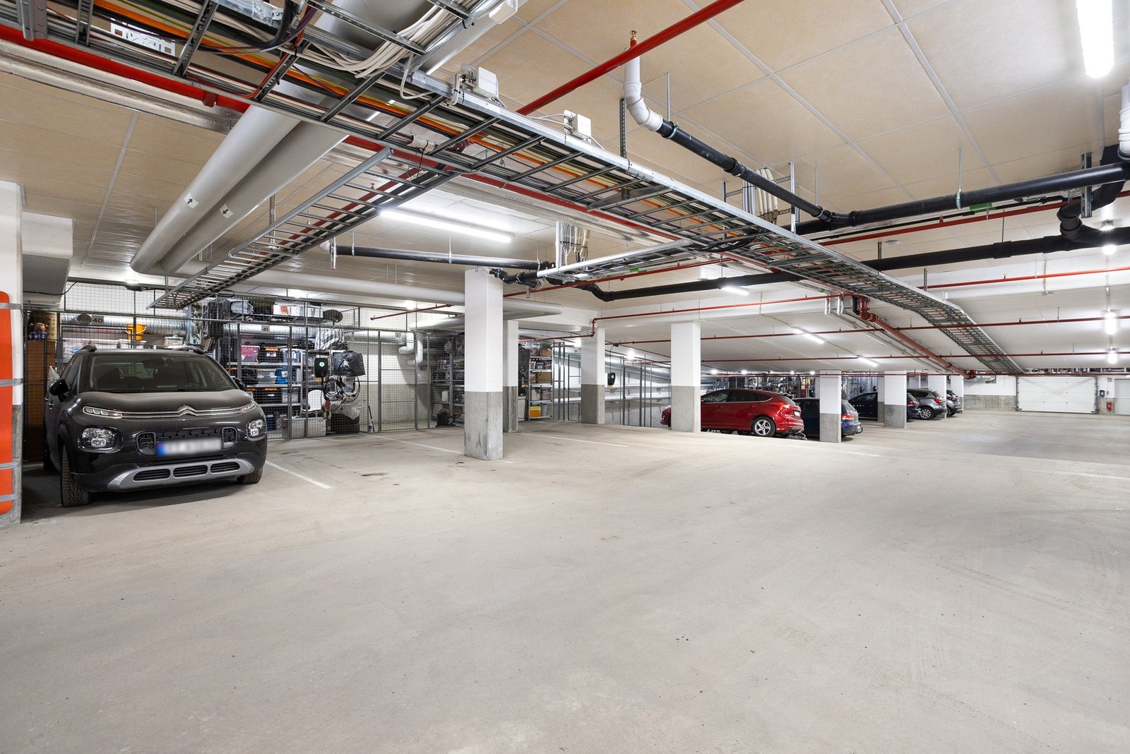 Det medfølger to stk parkeringsplasser i felles garasjekjeller med tilhørende boder i bakkant. Galleribilde