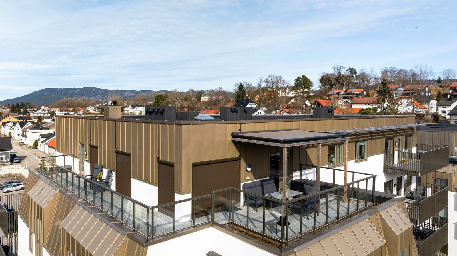 Skyvedør og vinduene i stuen er utstyrt med utvendig elektrisk solskjerming. Galleribilde