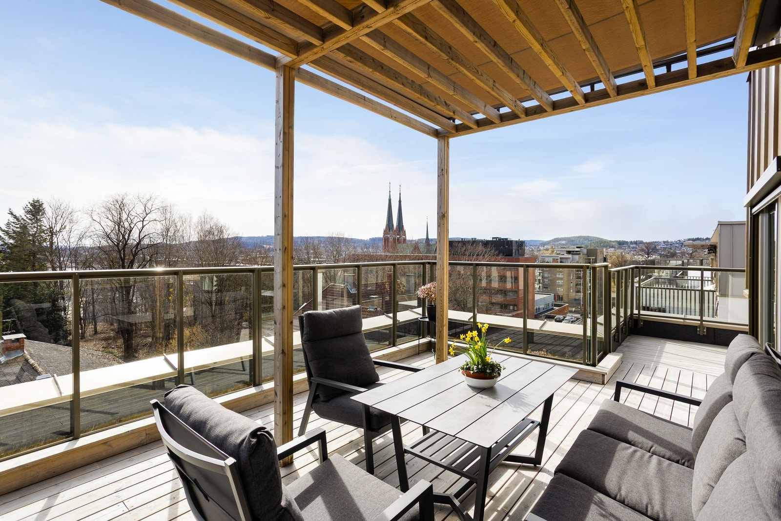 Terrassen har flere soner. Her fra sørvest hjørnet med utsikt mot byen og Skien kirke. Denne delen er overbygd med pergola hvor taket er elektrisk og kan justere duken. Galleribilde