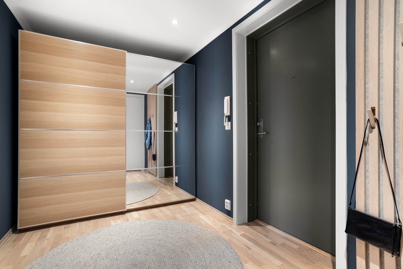 Romslig entre med garderobe. Galleribilde