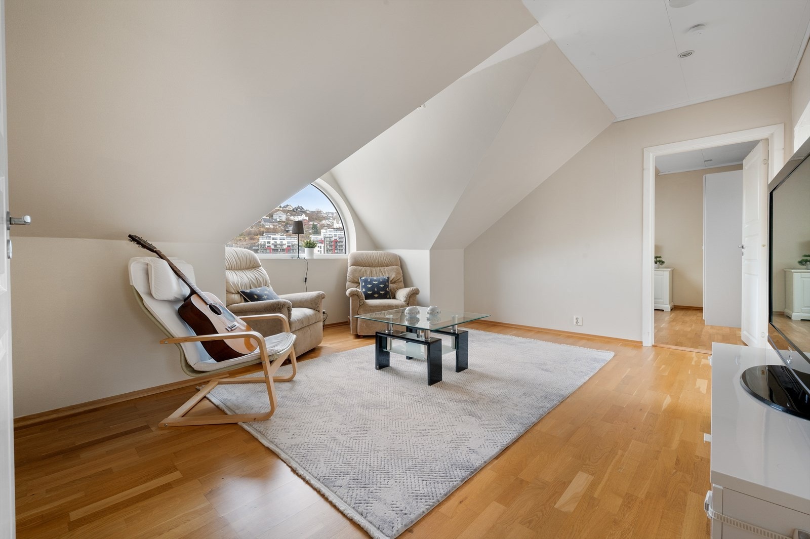 - 3. etasje inneholder trapperom, loftstue, to soverom (ikke godkjent for varig opphold iht. byggetegninger), omkledningsrom og bad - Galleribilde