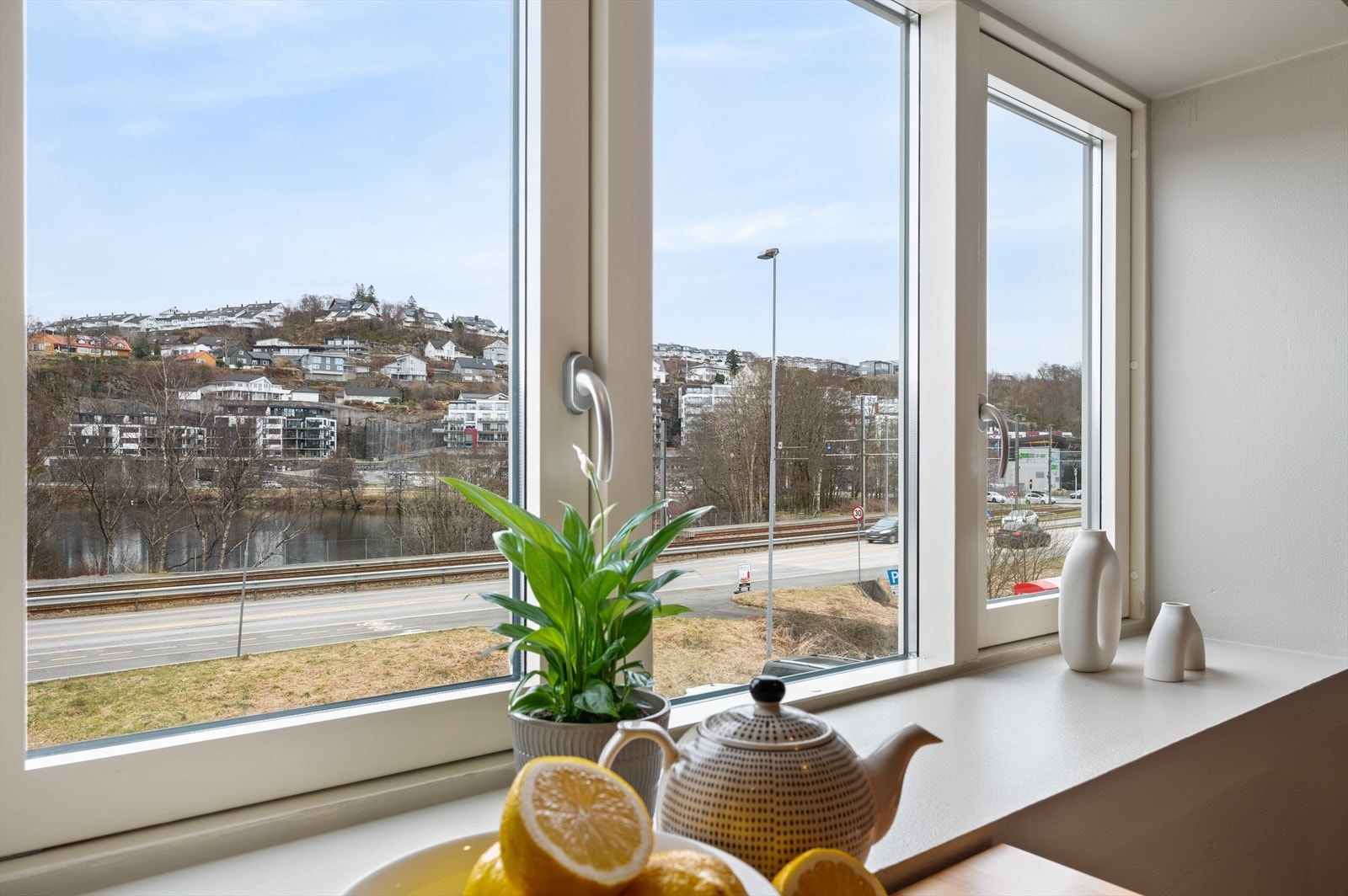 - Fra leiligheten har man utsikt mot Nesttunvatnet og nærområdet - Galleribilde