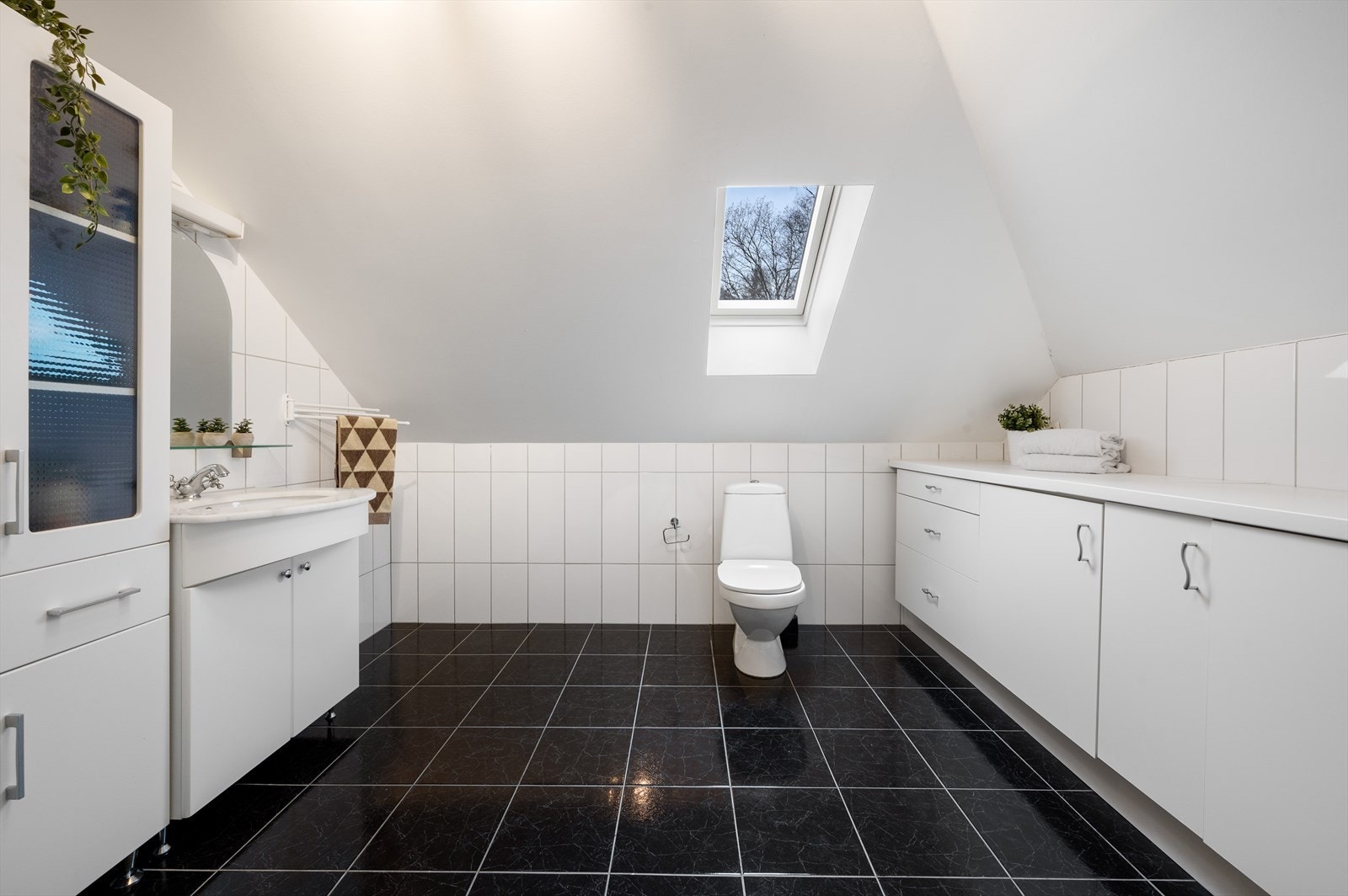 - Romslig, helfliset baderom på 7,7m² - Galleribilde