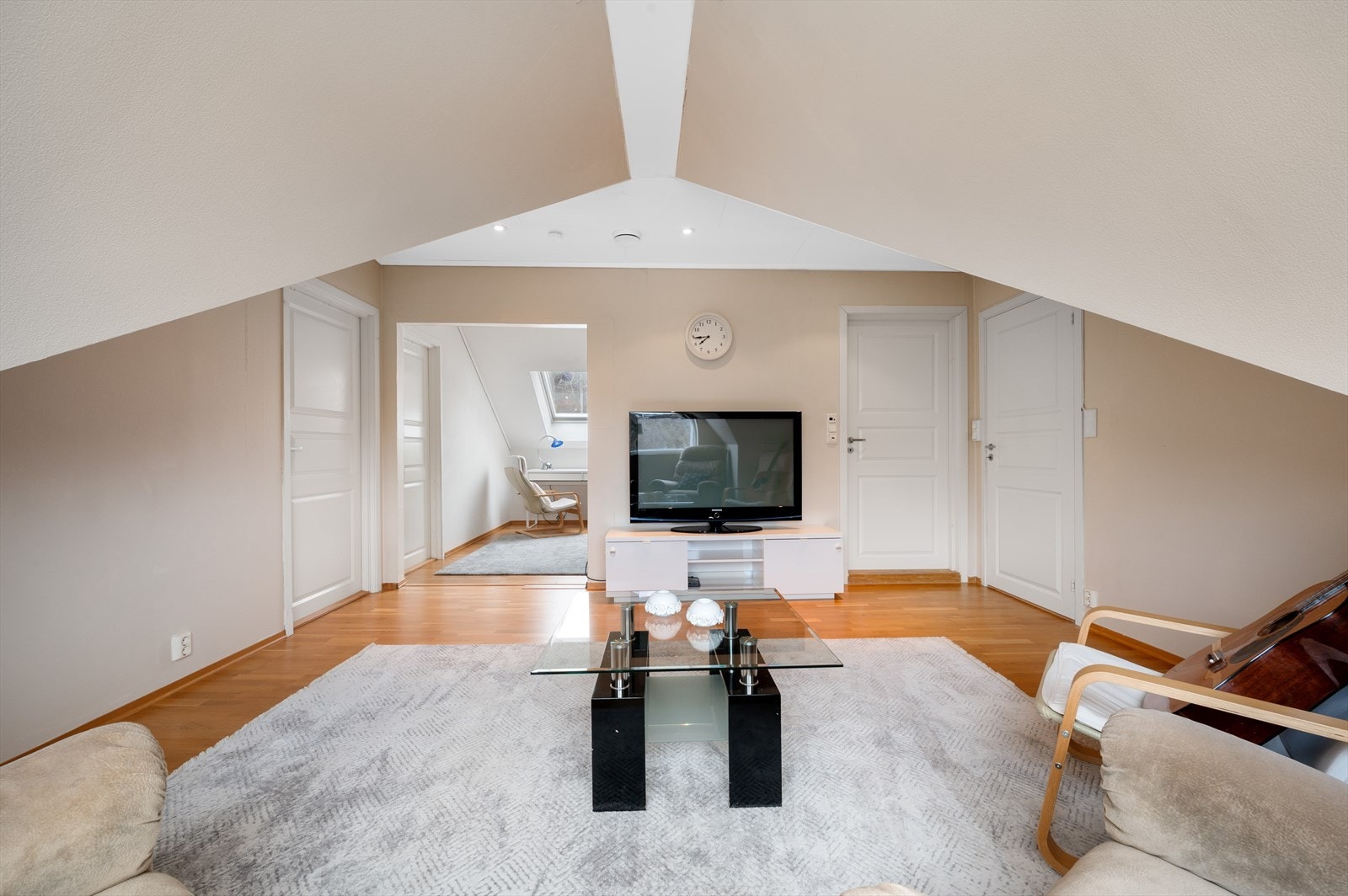 - Her er det god plass til sofa, lekekrok, skrivebord m.m. - Galleribilde