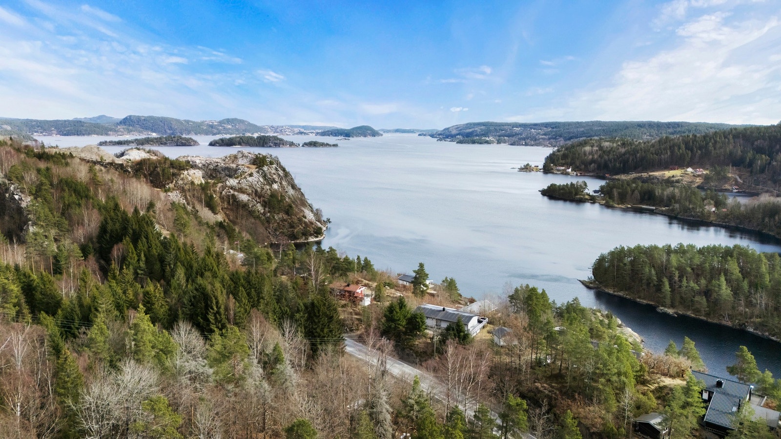 Kjørevei helt fram til hytta og båtplass nede ved vannet! Galleribilde