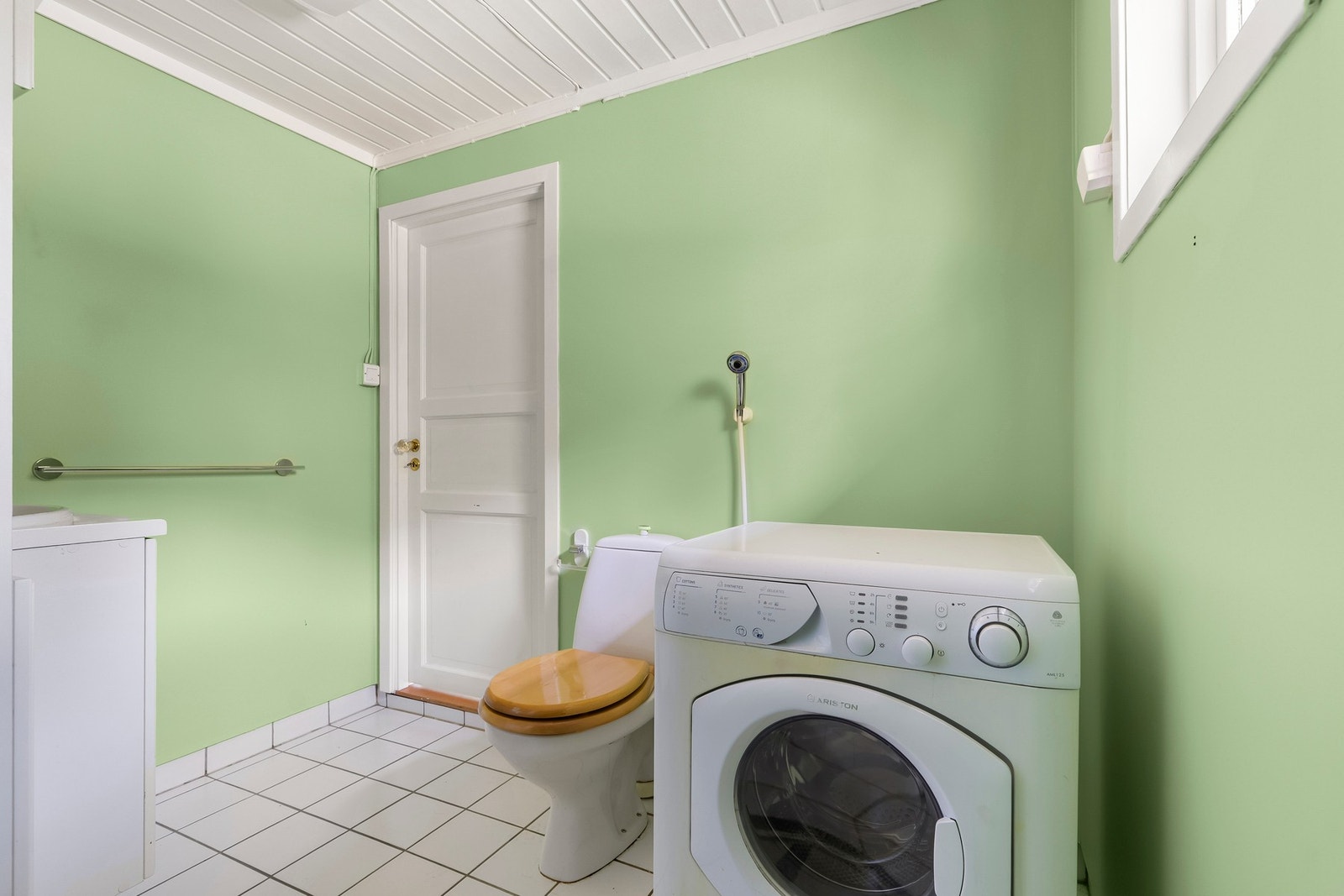 Her har du en vask med baderomsinnredning, dusjnisje og opplegg for vaskemaskin. Galleribilde