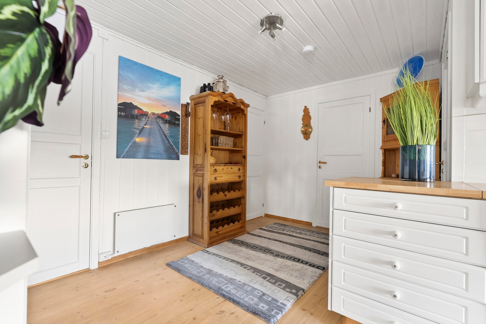 Stor gang med masse plass til oppbevaring. Galleribilde