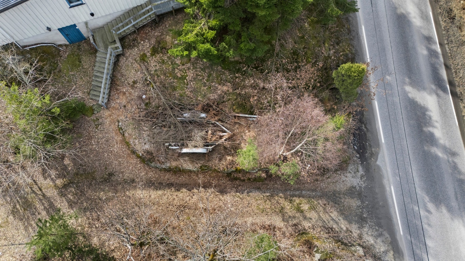 Innkjørselen fra hovedveien til hytta. Her har du mulighet til å parkere bilen. Galleribilde