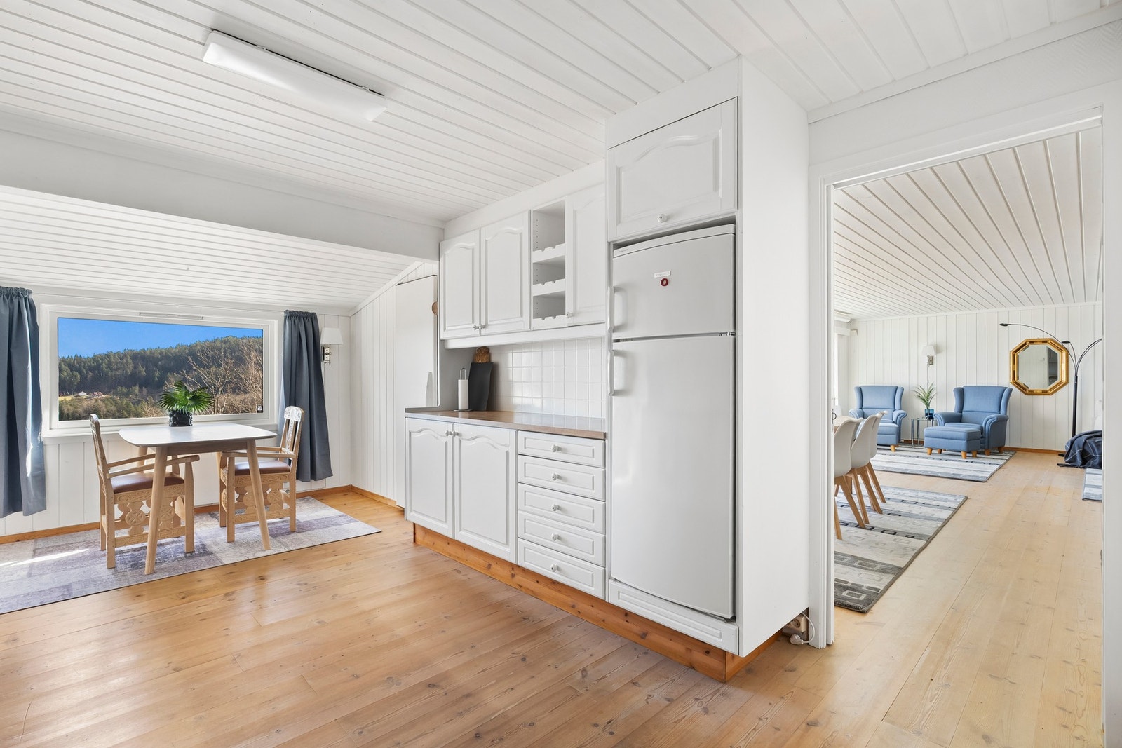 Videre inn fra kjøkkenet kommer du til stua. Galleribilde