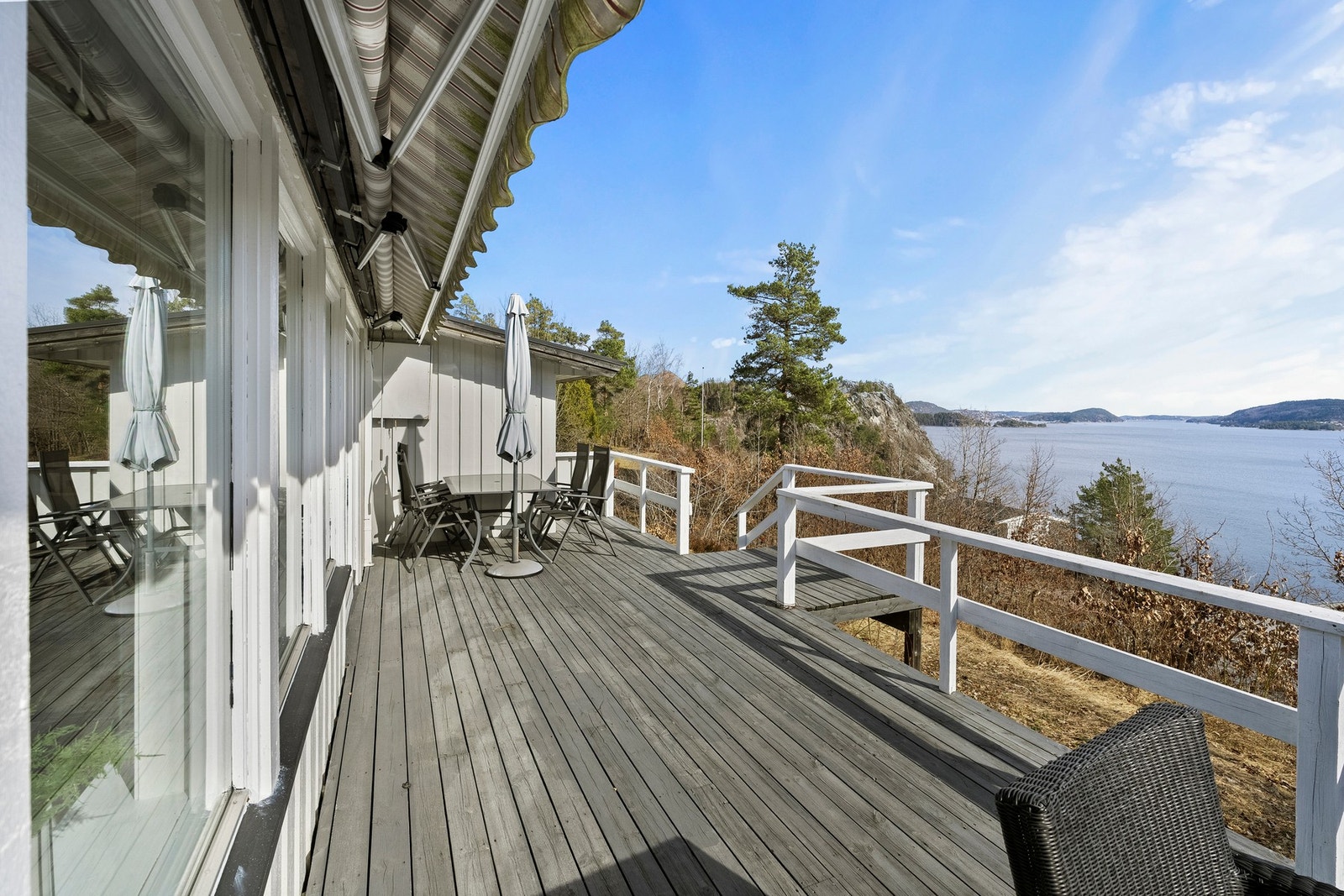 Terrassen på denne fritidsboligen er et herlig utendørsområde hvor du kan nyte frisk luft og utsikten mot sjøen. Galleribilde