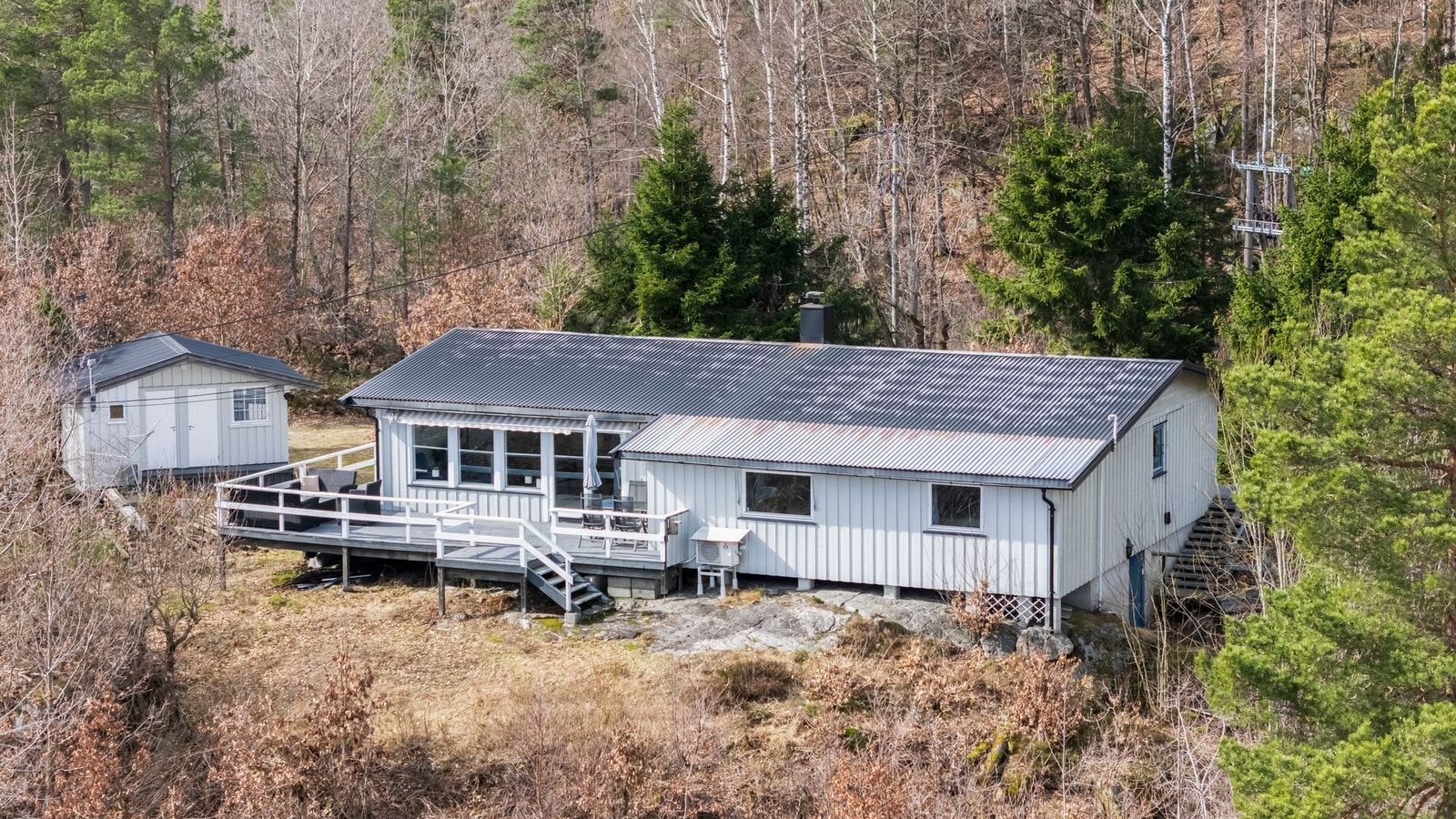 Stor terrasse med god solforhold og utsikt mot sjøen. Flott til å nyte sene sommerkvelder! Galleribilde