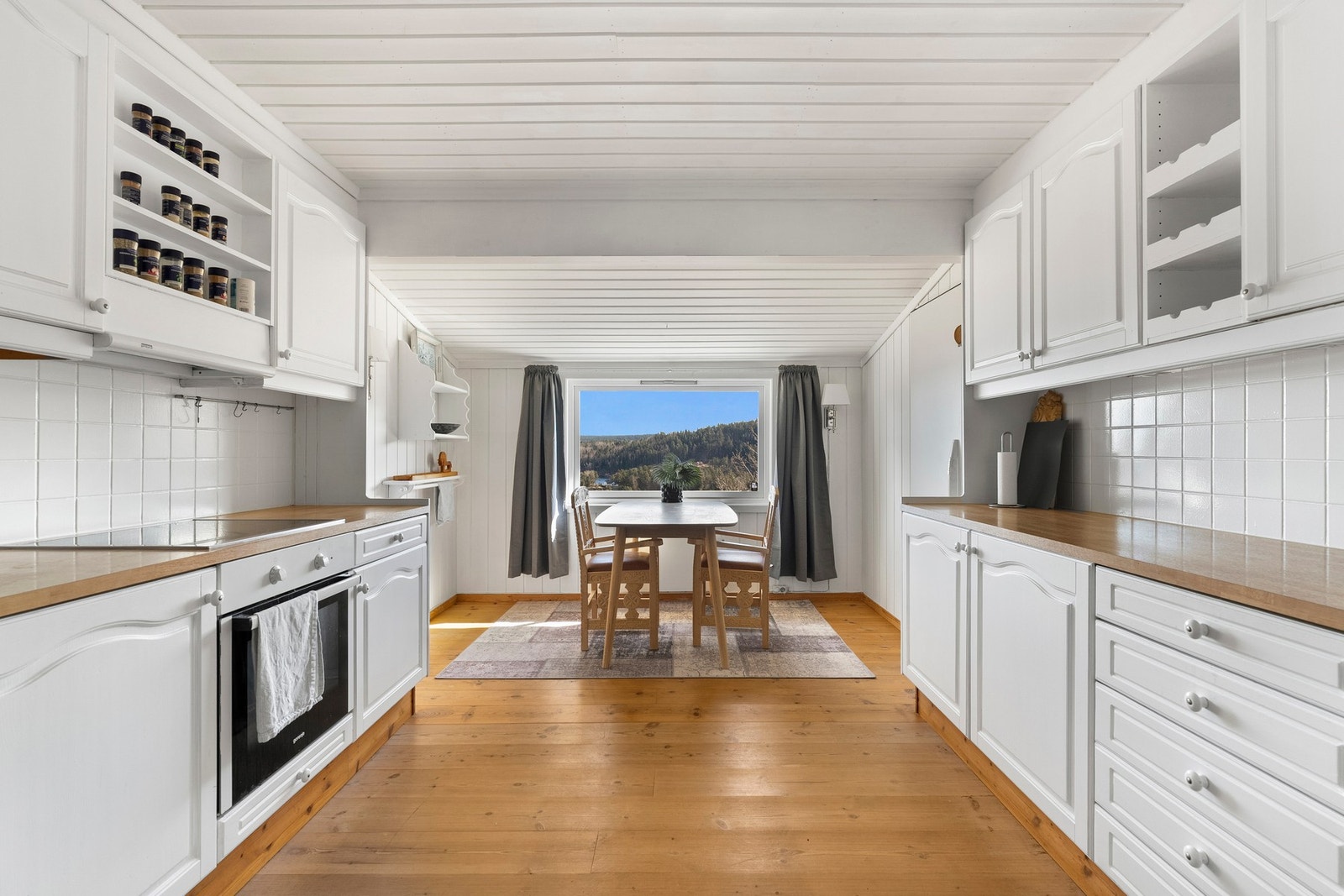 Laminat benkeplaten er slitesterk og lett å holde ren, utstyrt med en dobbel vask i stål som effektiviserer kjøkkenarbeidet. Galleribilde