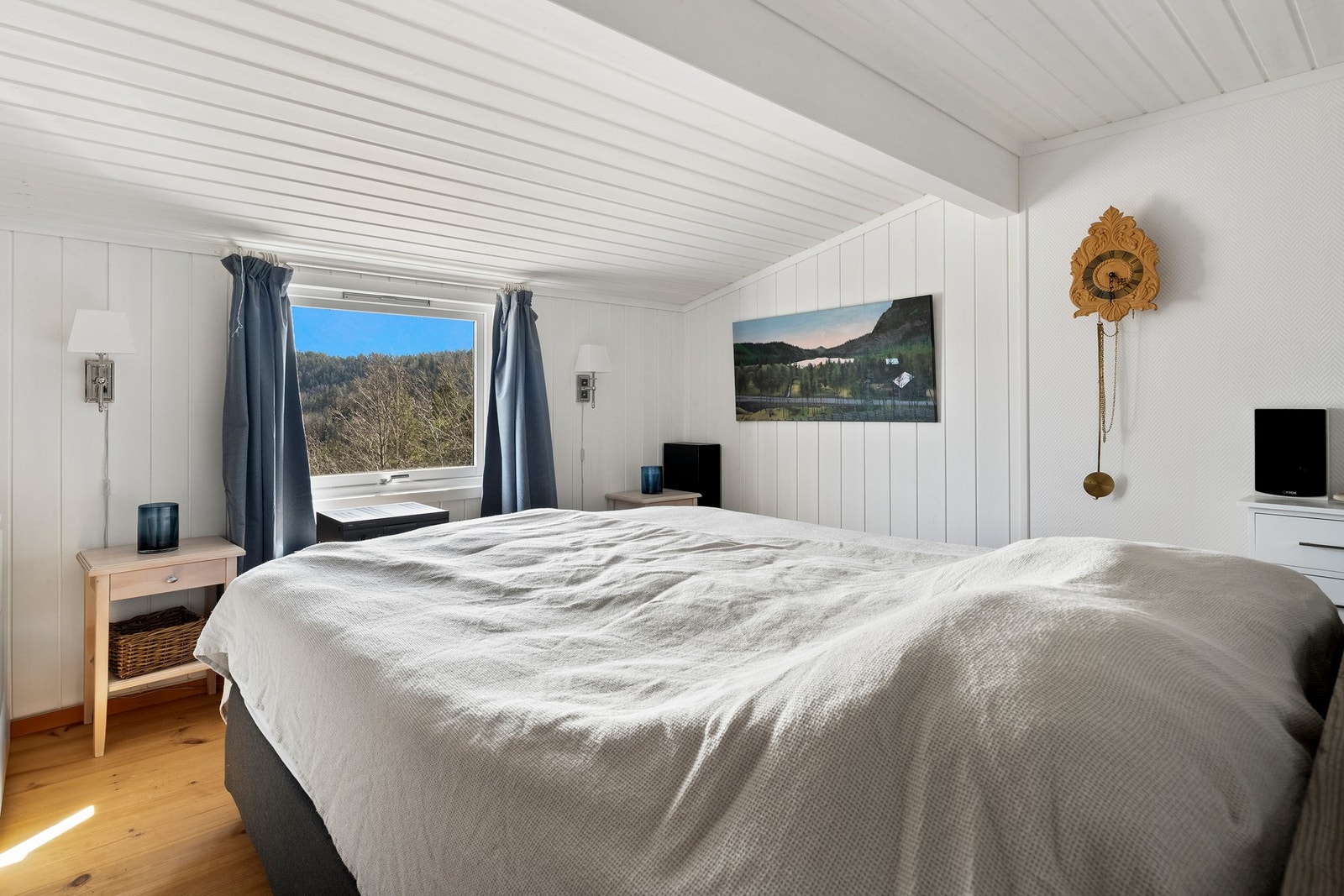 Lyst og koselig med god plass til både dobbeltseng og nattbord. Galleribilde