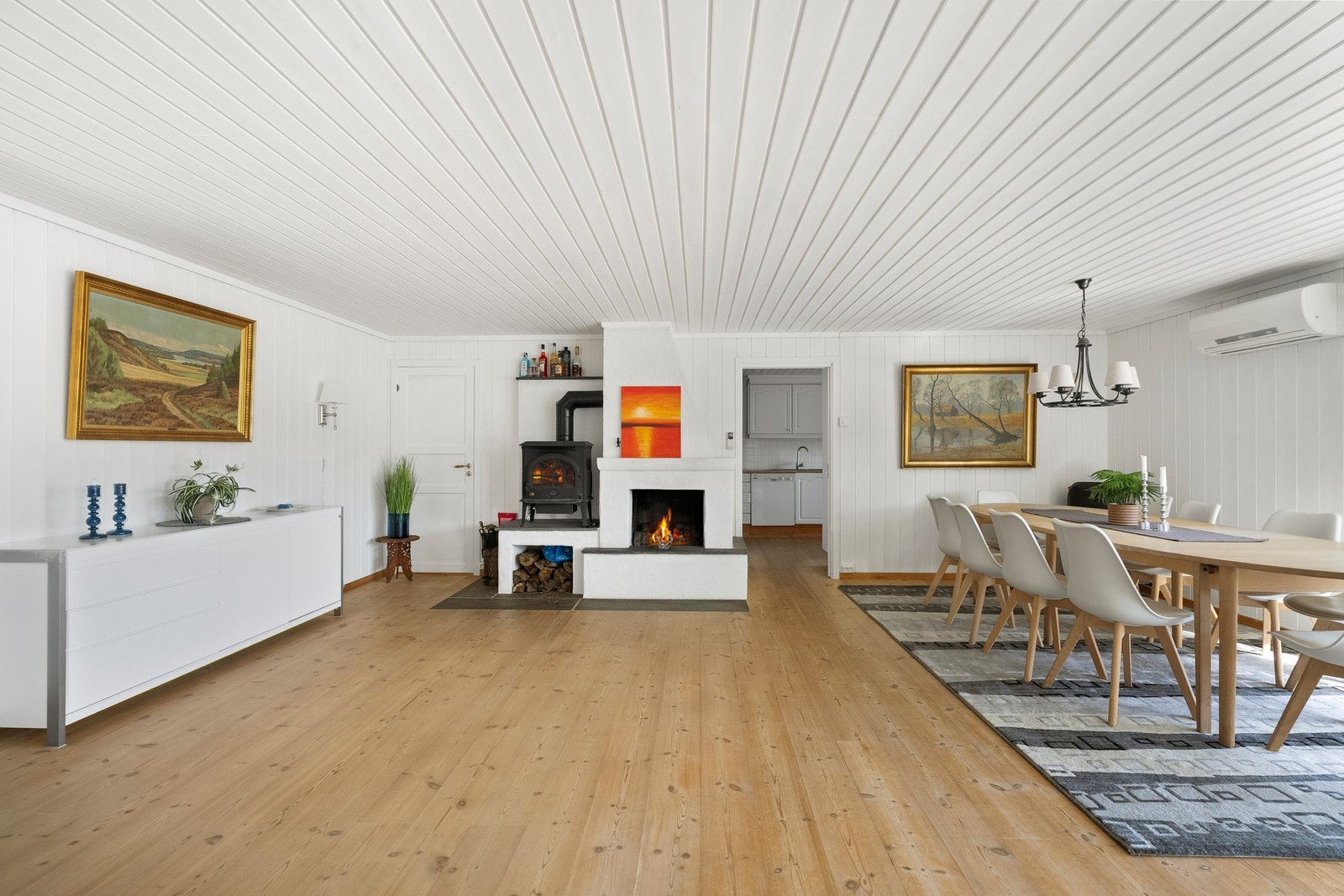 Du kan enkelt plassere en stor sofa for sosiale sammenkomster eller skape et koselig samlingspunkt ved siden av det åpne ildstedet. Galleribilde