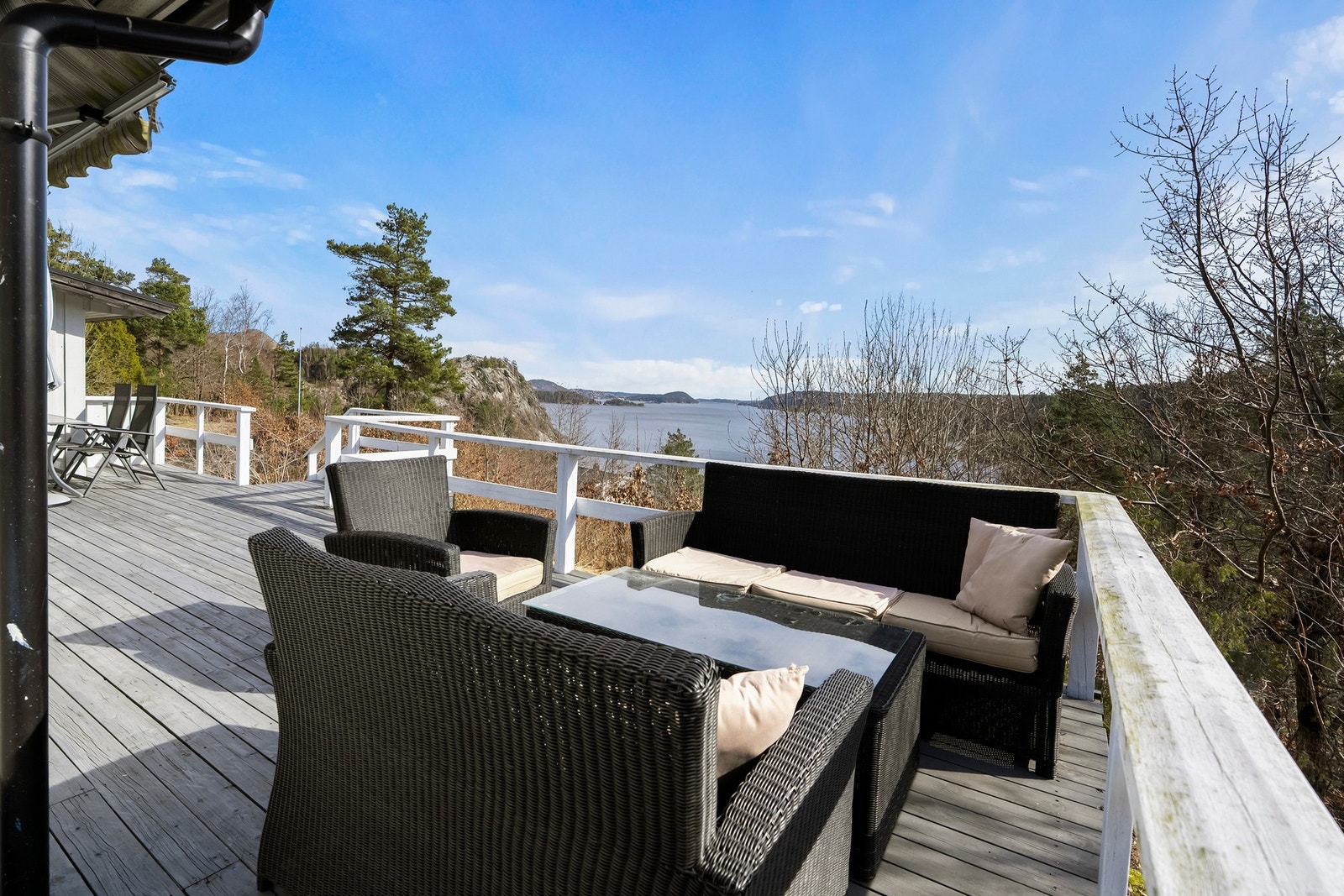 Flott fritidsbolig med utsikt ut mot Kilsfjorden og flotte solforhold! Galleribilde