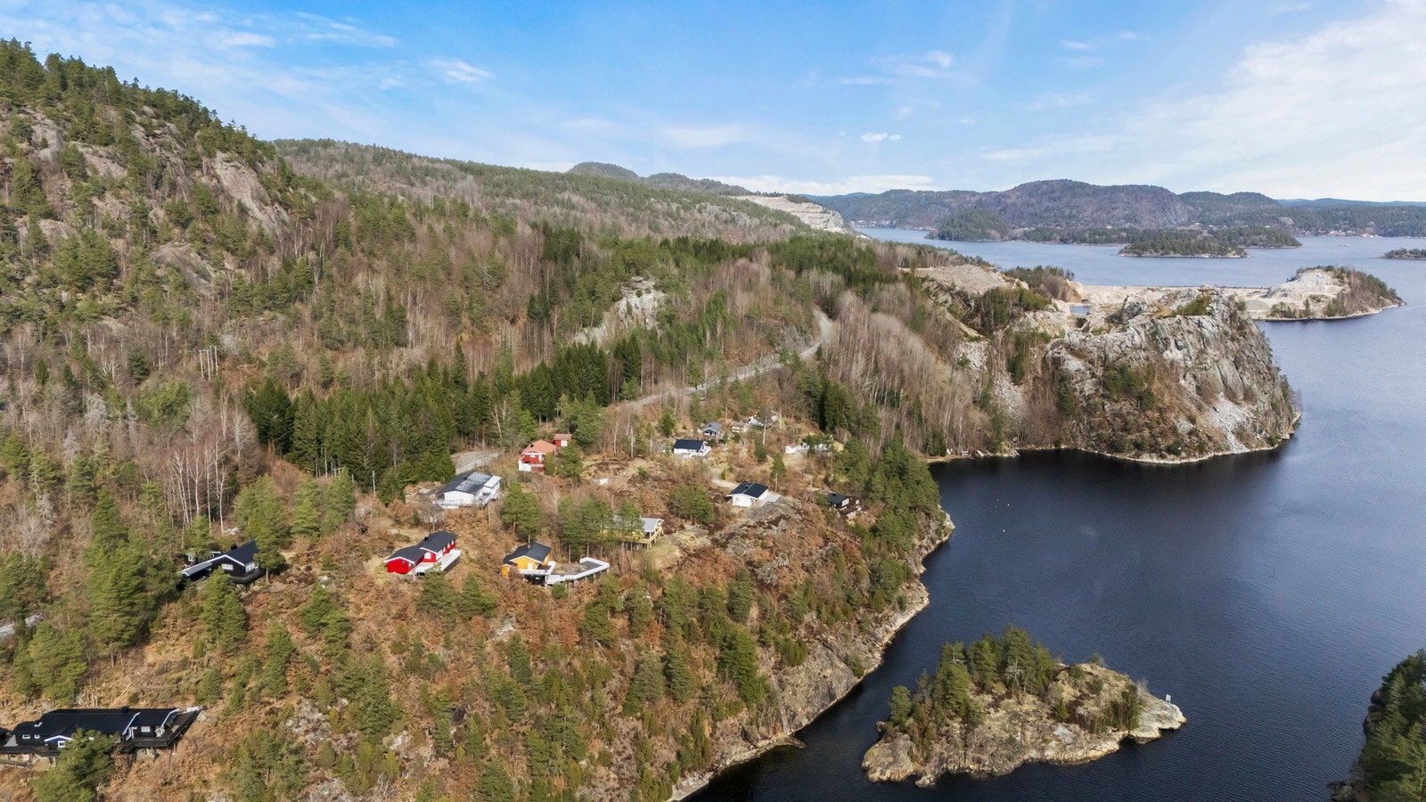 Området er preget av ro og fred, og hytten ligger strategisk plassert for å gi deg sol fra morgen til kveld på den romslige verandaen vendt mot sjøen. Galleribilde