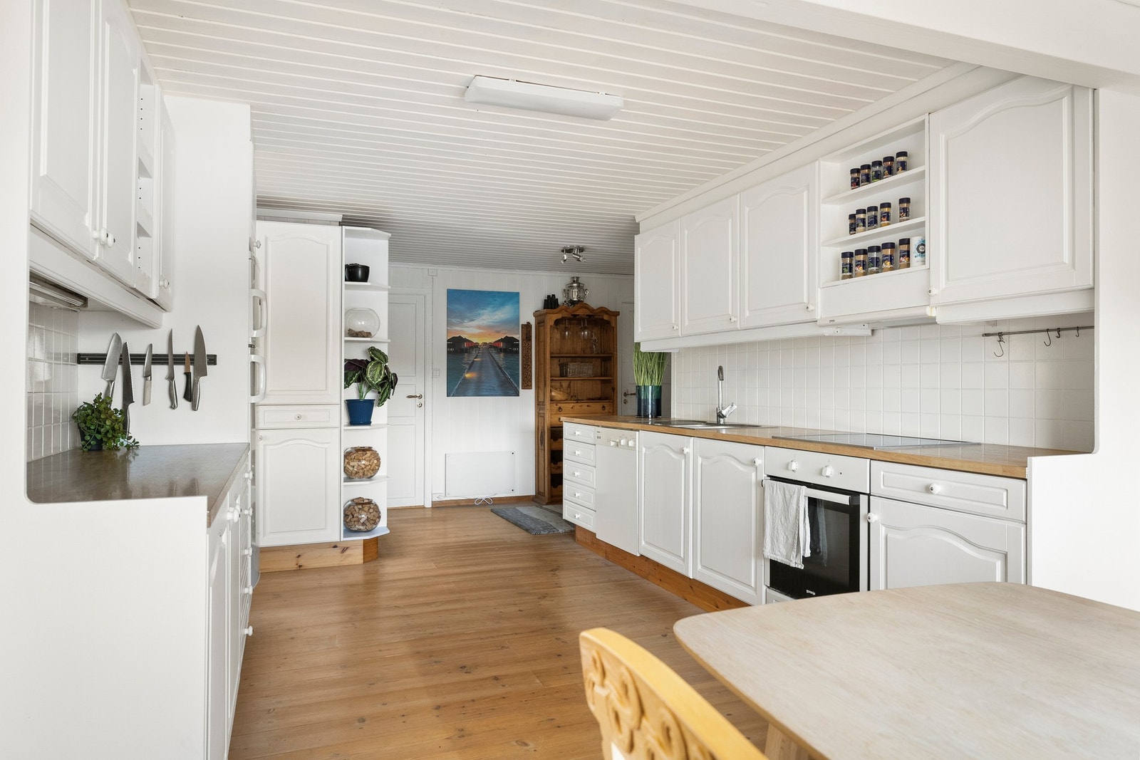 Kjøkkenet er praktisk innrettet med treskrog og profilerte fronter som gir deg god oppbevaringsplass. Galleribilde