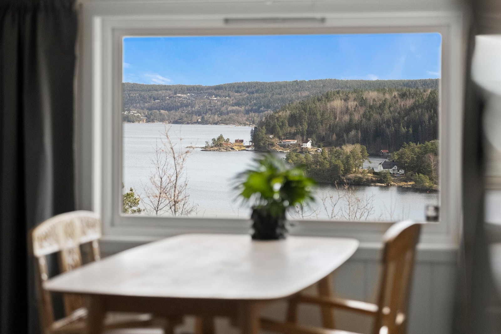 Flott utsikt fra spisebordet ut mot Kilsfjorden! Galleribilde
