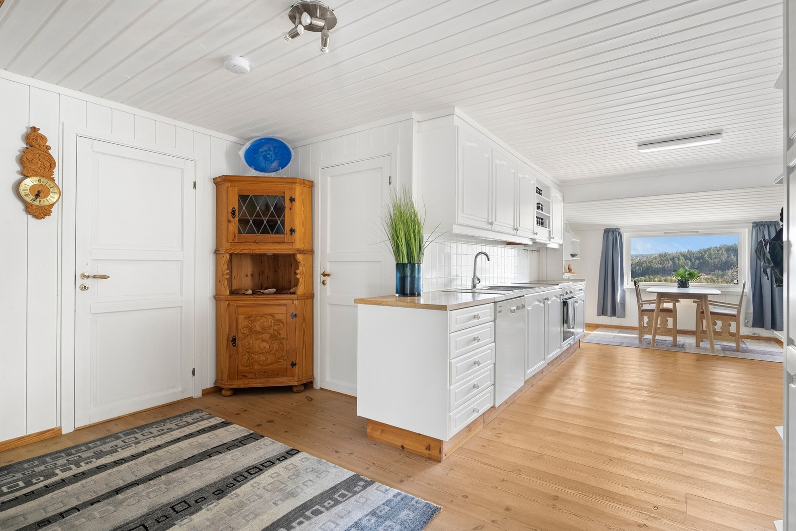 Fra gangen kommer du inn til kjøkkenet. Galleribilde