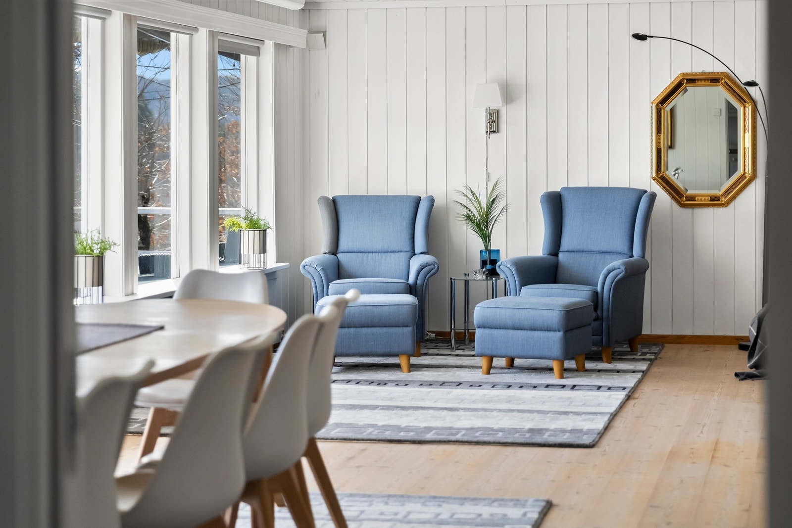 Stua får masse naturlig lys fra vinduene i rommet. Galleribilde